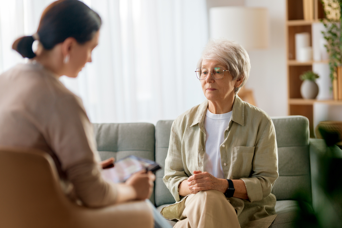 根据以下案例编写一个婆媳之间斗智斗勇而老公却两头谁也不得罪的短视频剧本要求婆媳斗争激烈有三个场景要求剧情有两次反转剧本文字在5000字左右并按照以下格式编写：剧本名称：人物：故事梗概：剧本内容：案例：婷婷是个有主见的人结婚后与婆家分开过时尚回去看望老人话不投机半句多面子上倒也能过得去。结婚婆家除了给了6万彩礼房子车子都是夫妻两人赚钱买的这对于爱攀比的婷婷来说心里一直不是滋味。但在婆婆眼里钱都是儿子