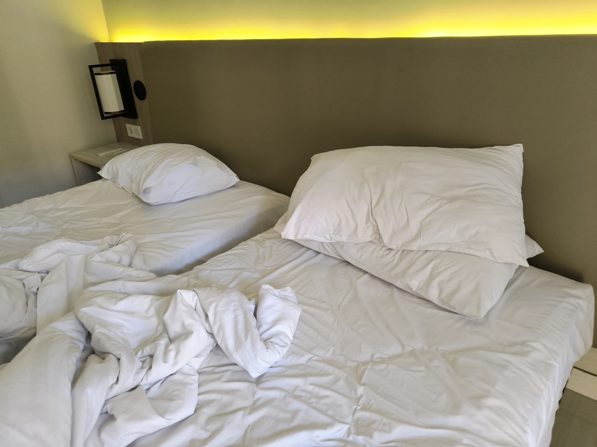 酒店床上那条长条布有什么用？揭秘它的秘密！