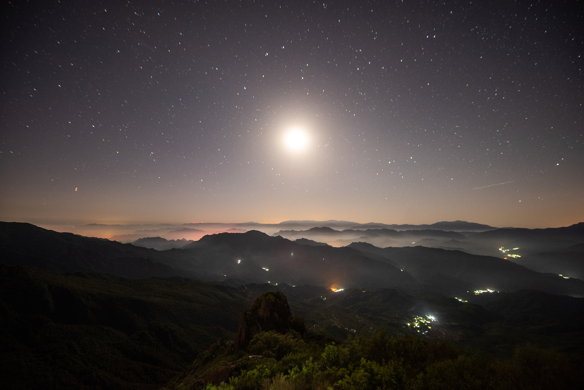 苍茫山子夜。繁星如雨点缀于漆黑的天幕拥簇着那一轮冰月浅辉洒下茫茫大地便笼在其中高山巍巍树木葱葱只是看去除却顶上的那一层白光底下全是陷在阴影之中。 帮我写类似的开头