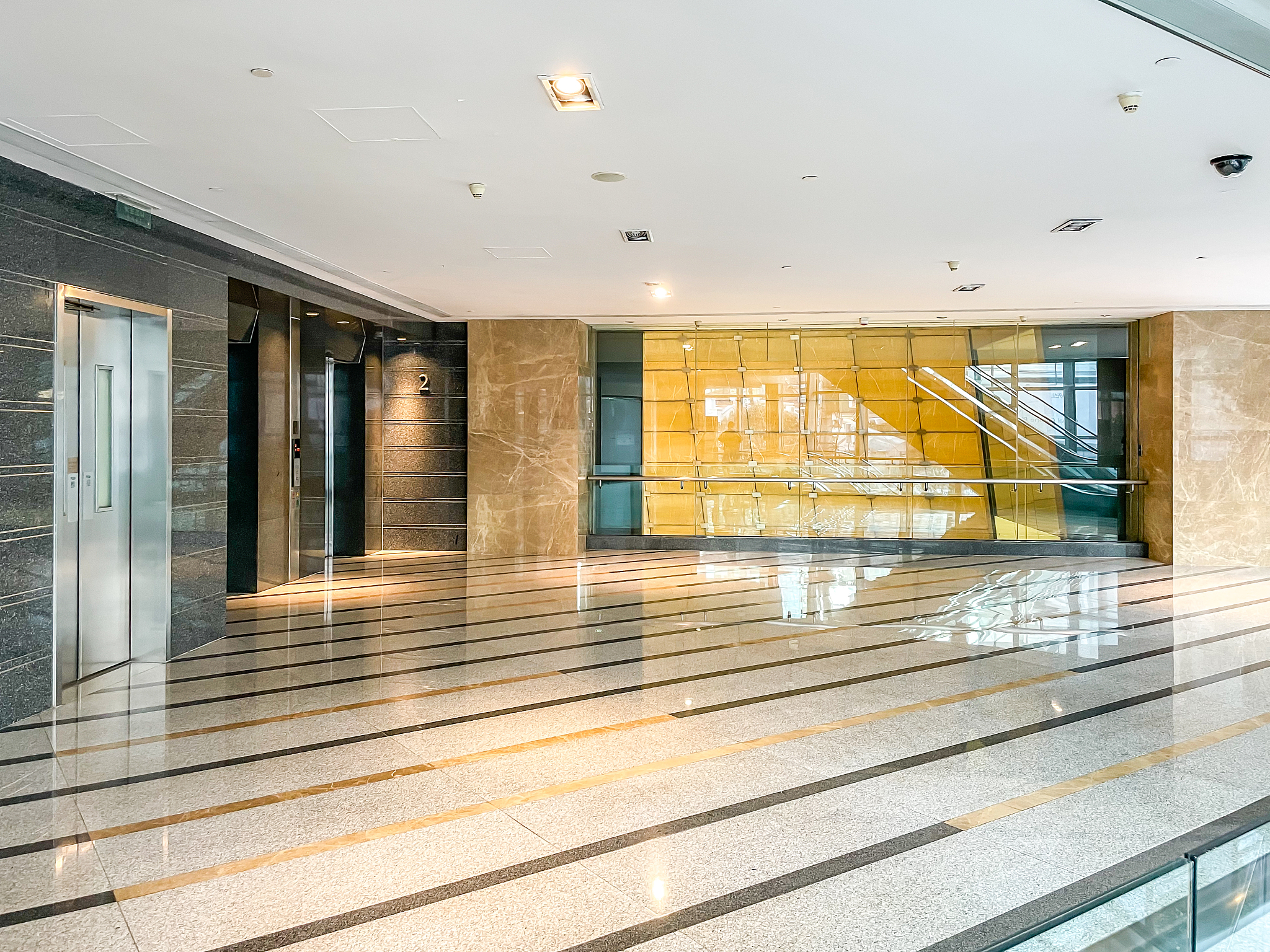 写一段高端写字楼宇升级改造设想涵盖大厅形象提升、品牌引入、商务中心整合