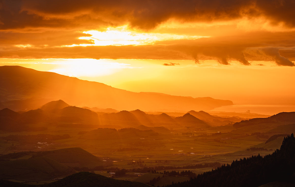 有一天，我看了44次日落