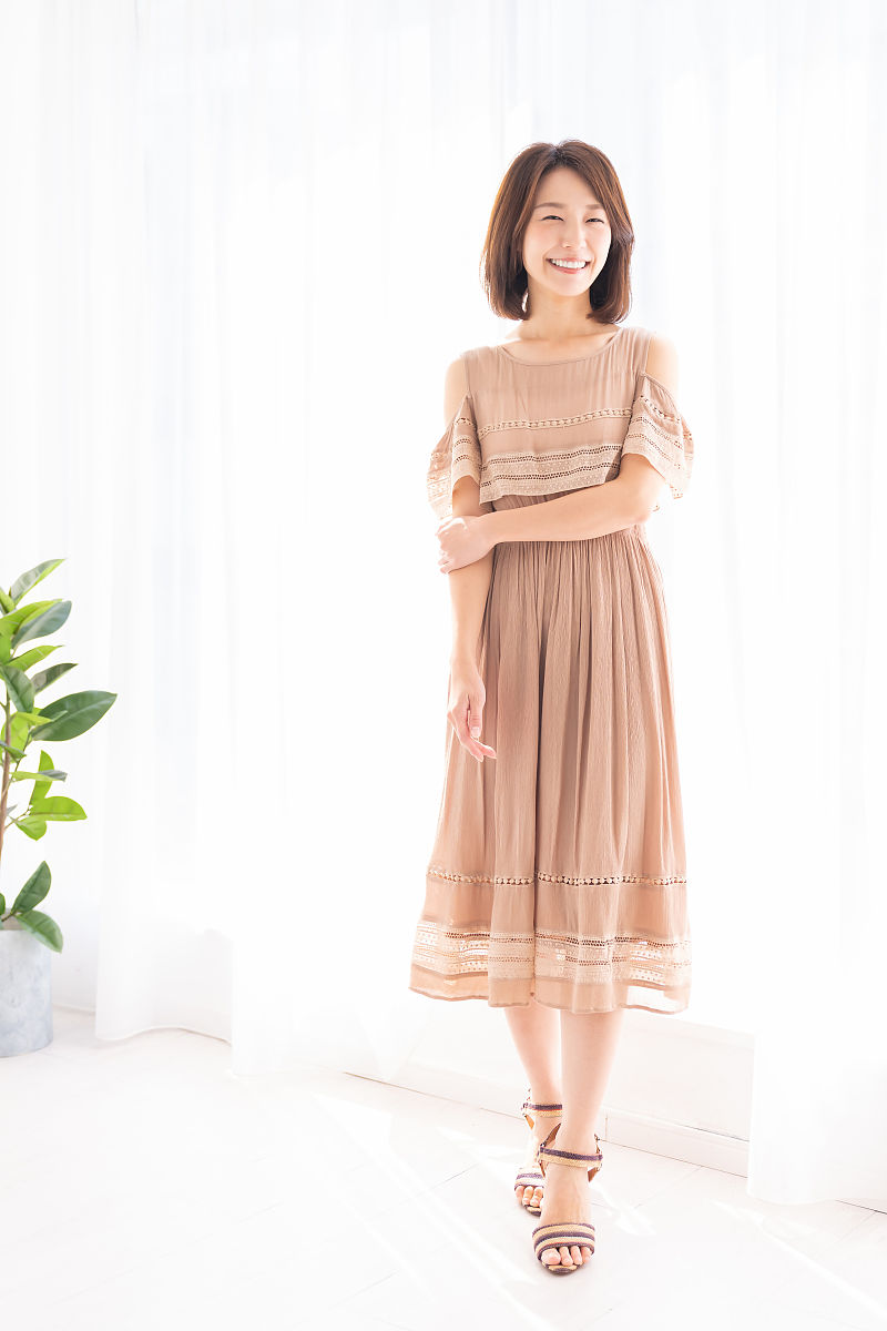 为一家女装品牌的夏季新品编写一篇穿搭推荐文案包含标题。不少于三百字内容详实辞藻精美查重率不能太高风格是黑白优雅