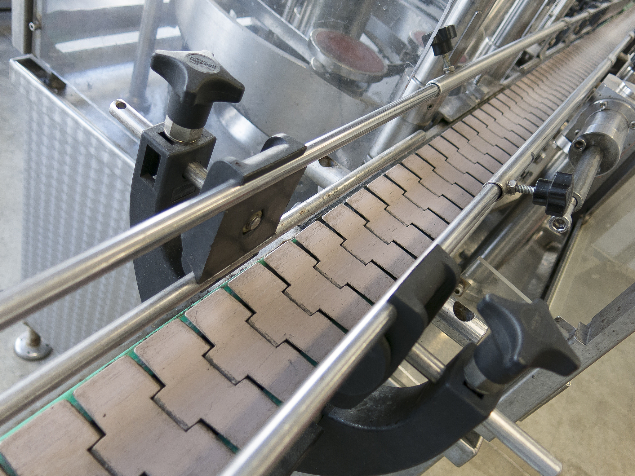 陡角提升皮带和水平分传送带是什么