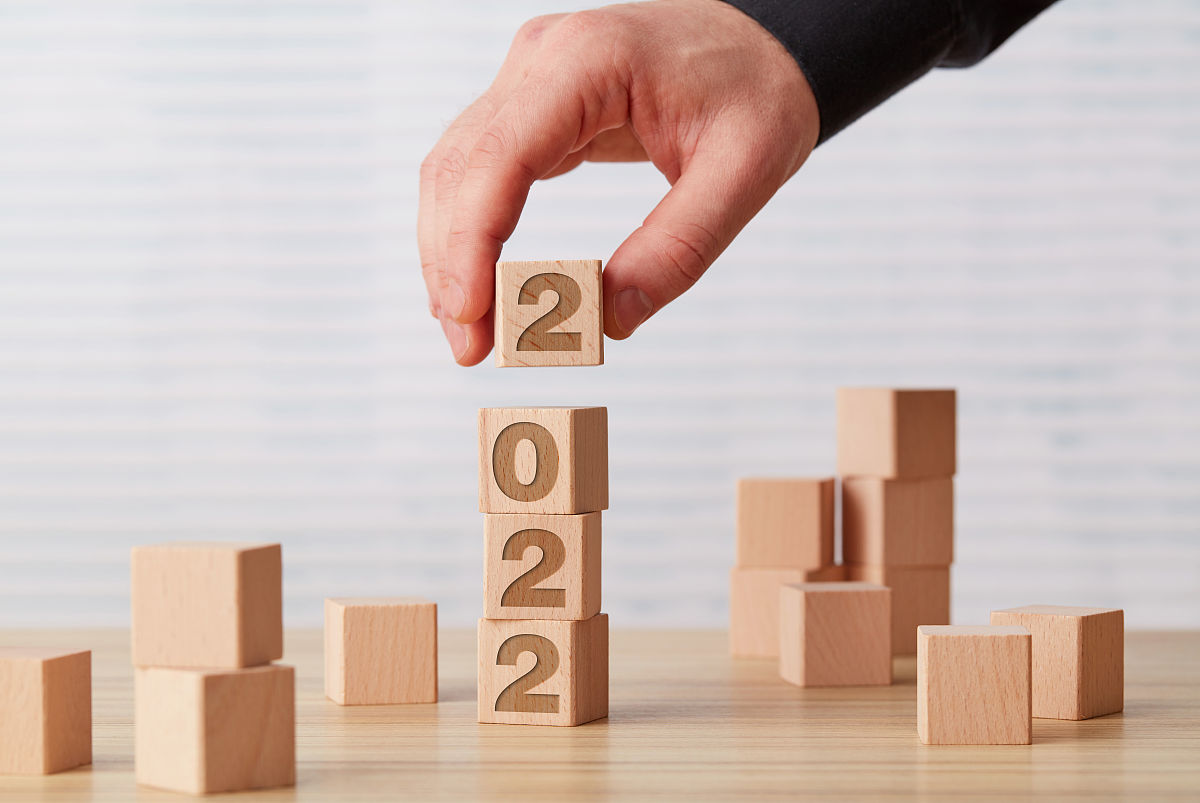 个人职业生涯规划书目录一、前言二、自我认知三、职业认知四、职业决策五、计划路径六、自我监控七、总结姓名：小明基本情况介绍：男23岁本科医学专业毕业有一年实习经验规划年限：5年起止日期：2021年1月1日-2026年1月1日一、前言在人生中职业生涯规划是非常重要的一部分。一个好的职业规划能够帮助我们更好地了解自己、发现自己的优势和不足、确定职业目标、制定行动计划、并不断调整和完善计划最终实现自己的职