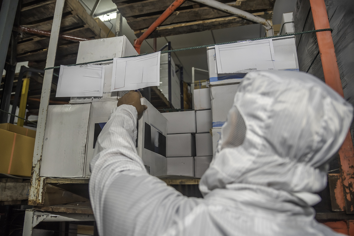 请翻译当班工人表示并不清楚货损货物的后续处理也无权带我们去检验。