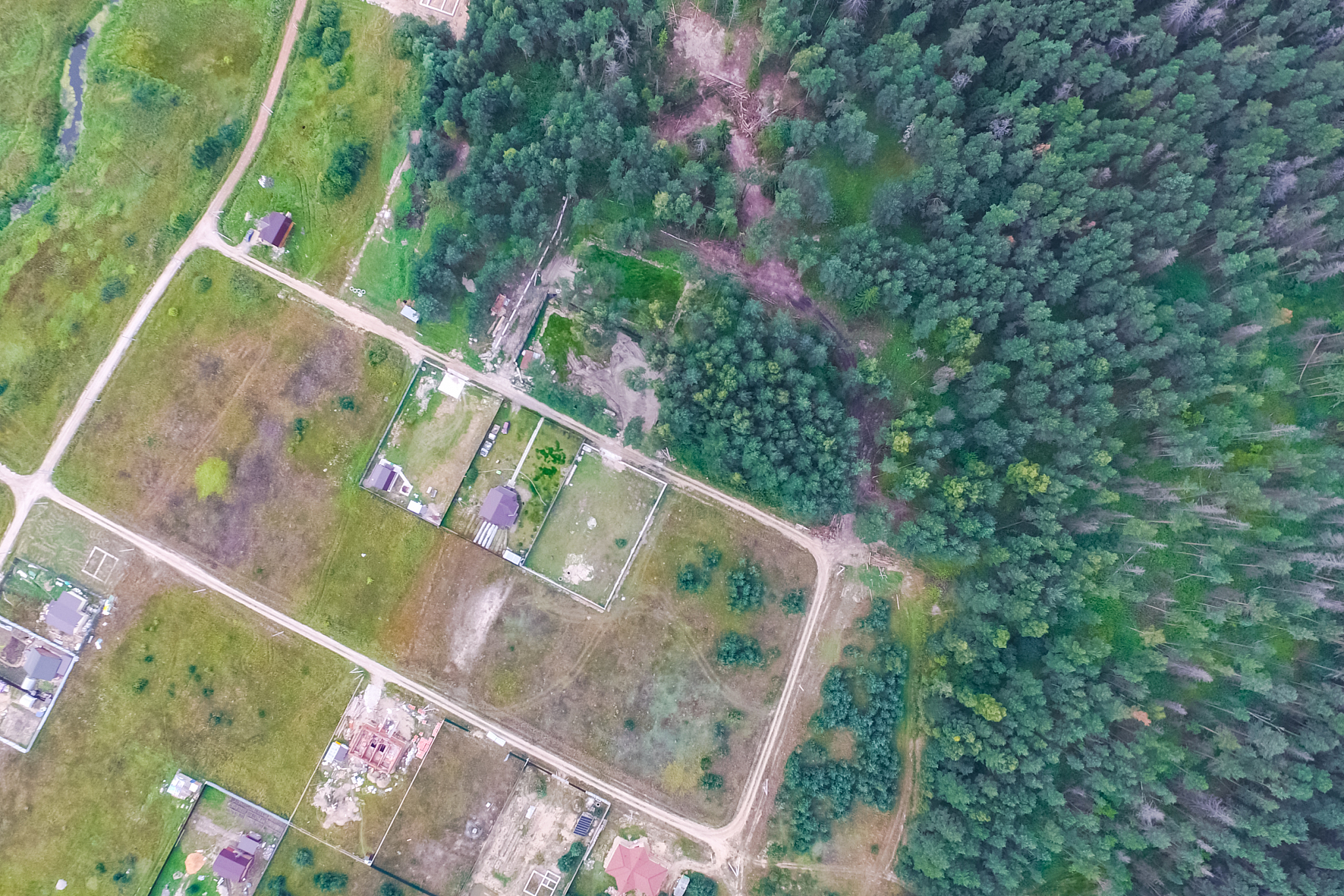 详细分析团风县方高坪镇防疫隔离点所在区域生态资源类型、数量、空间分布等情况如有无侵占重要山体、公益林、河流湖泊、湿地、水库、风景名胜区、饮用水水源保护区等。3000字