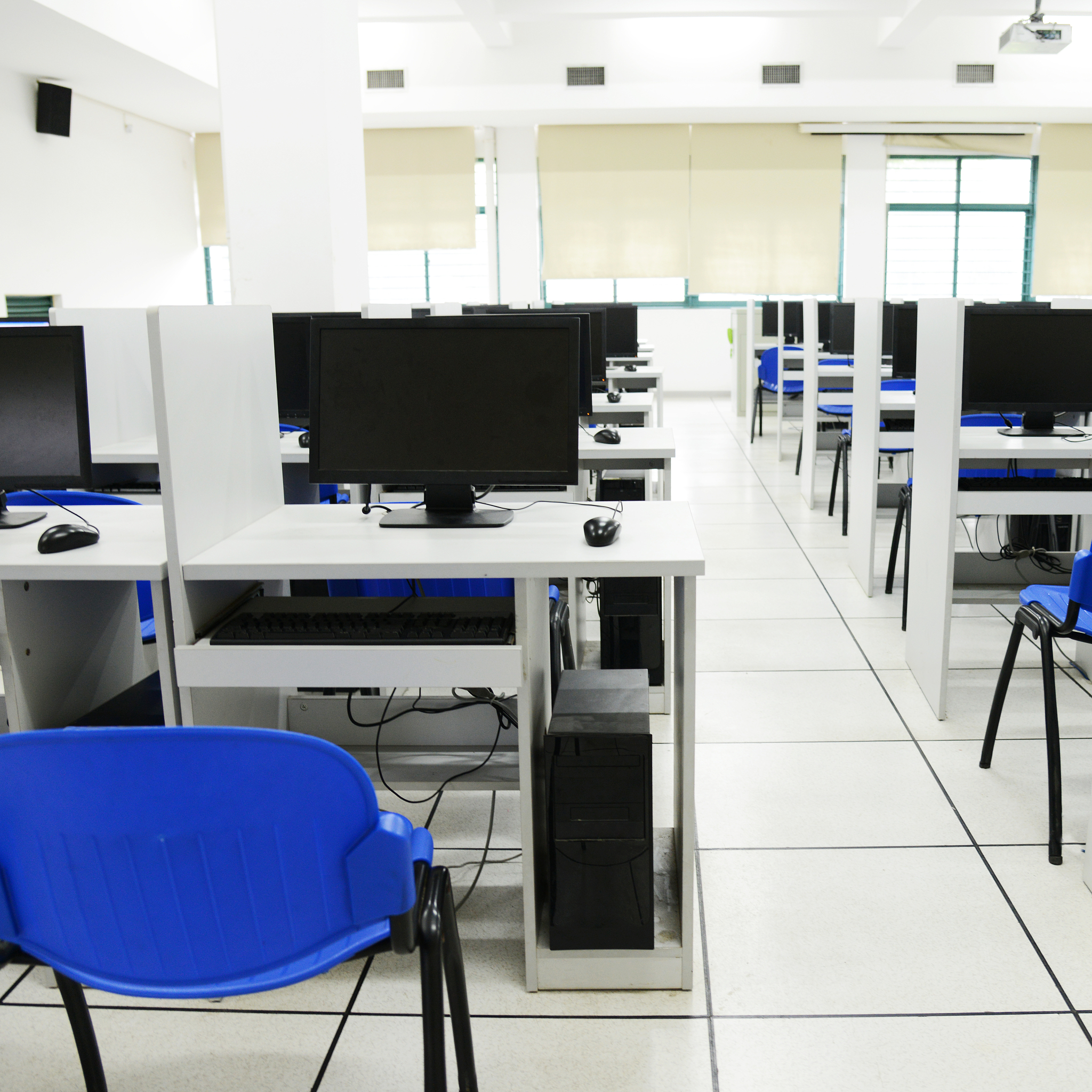 厂家定制电脑操作台工期紧张？解决措施全解析！