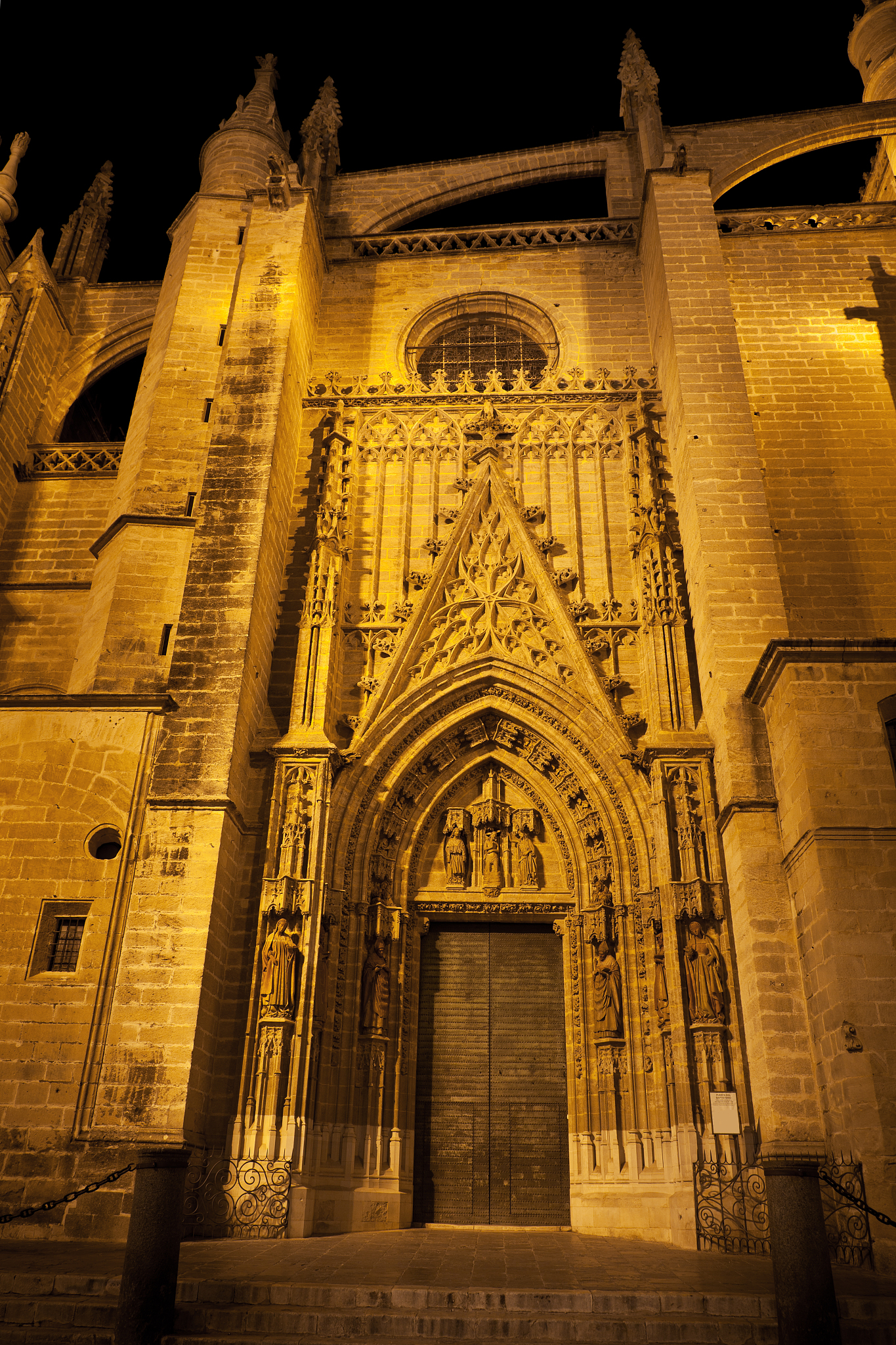 puerta del bautismo of  sevilla cathedral at night