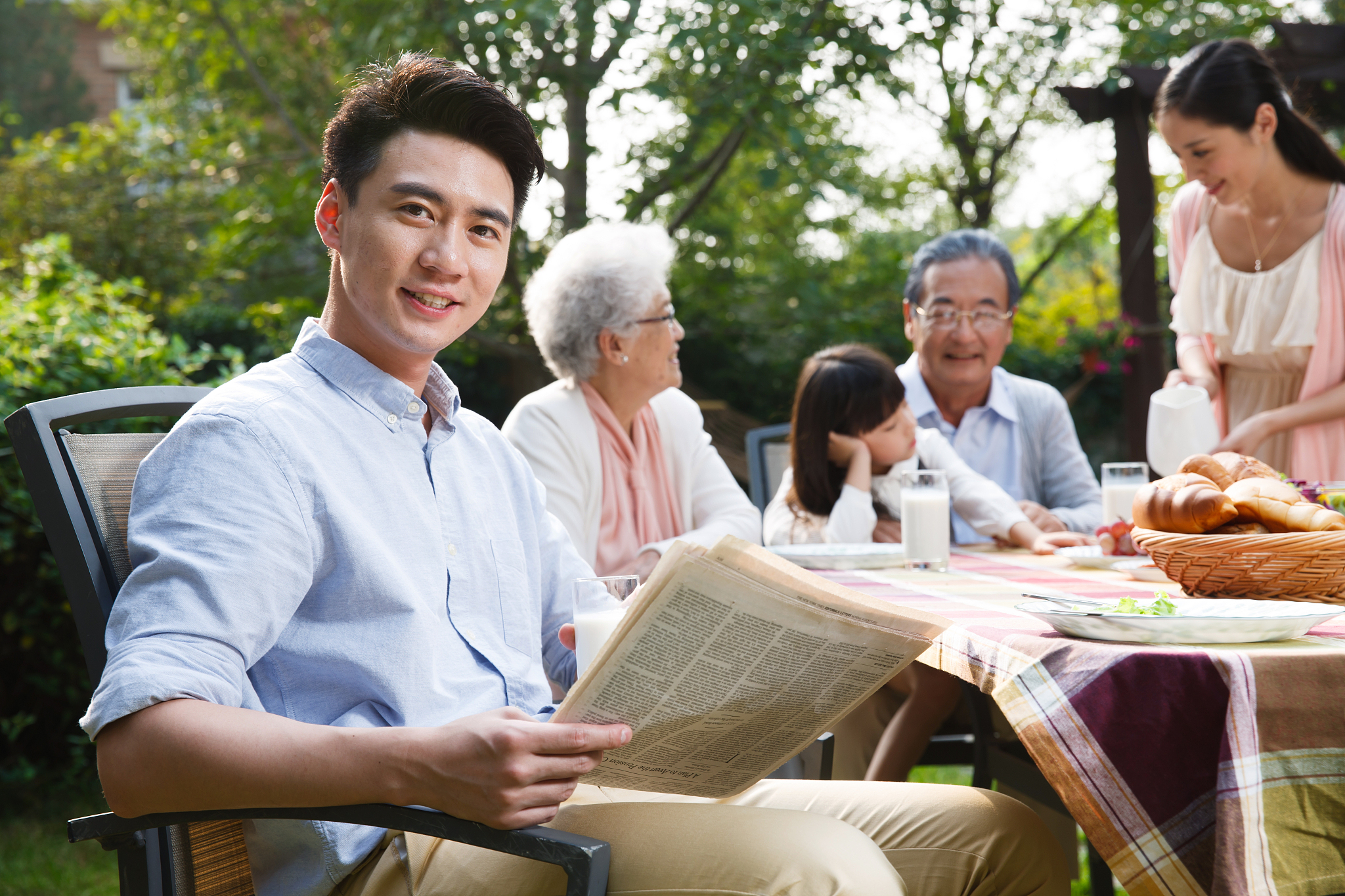 青年男人拿着报纸