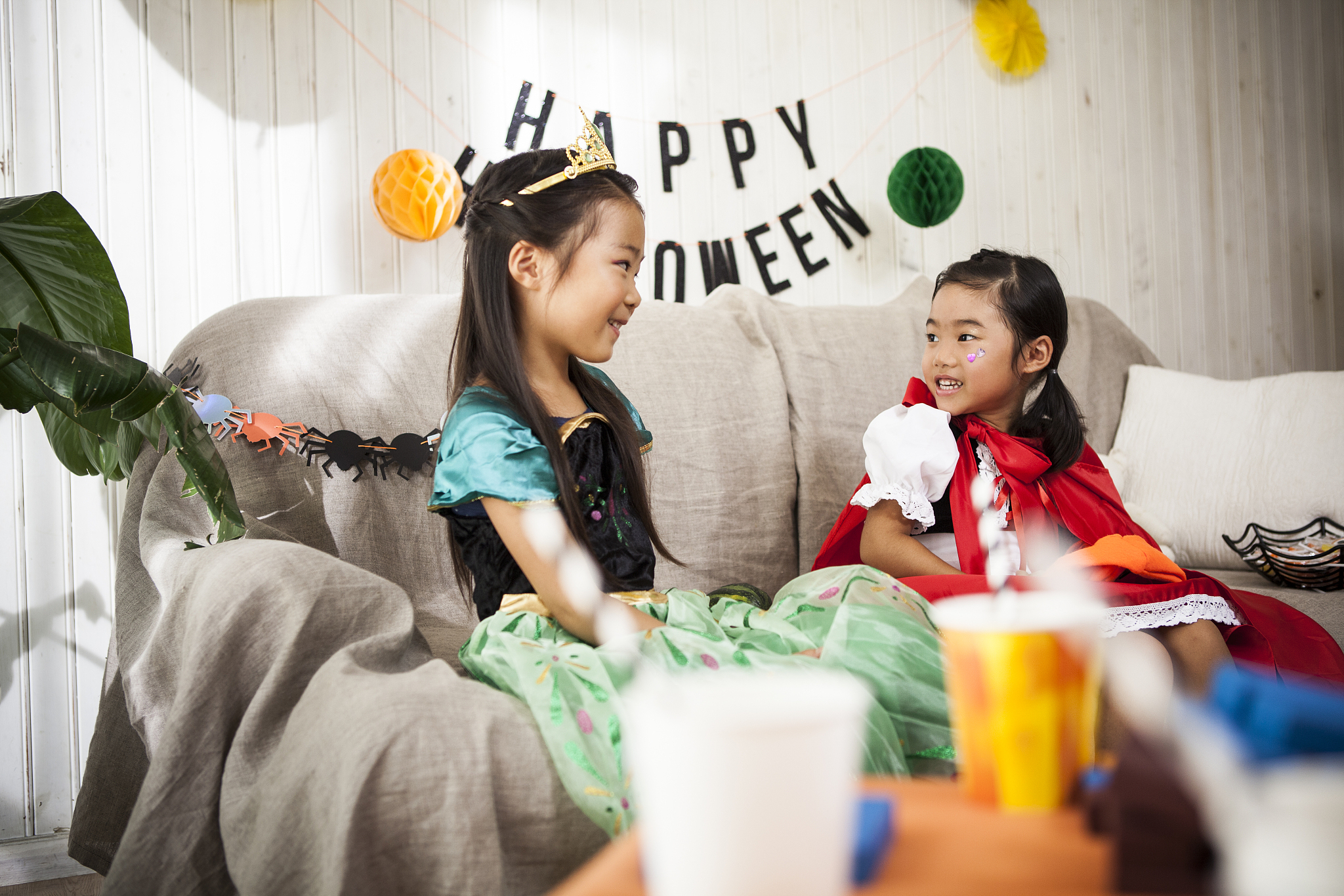 我想要你写一个奇幻故事故事的人物和性格如下我需要你写具体的故事情节让这个故事变得有趣而不是介绍人物故事开始于一个神秘的幻想世界这个世界中生活着十二个特殊的角色。每个角色都有着独特的特点和故事。第一个角色是绫空一个外表柔弱但内心坚强的少女。她是一位天生的舞者擅长以舞蹈表达自己的情感和思想。她的动人舞姿总是能够感动人心给人带来无尽的美好。安醒果骇是一个天性好奇的科学家。他对大脑的奥秘充满了浓厚的兴趣经