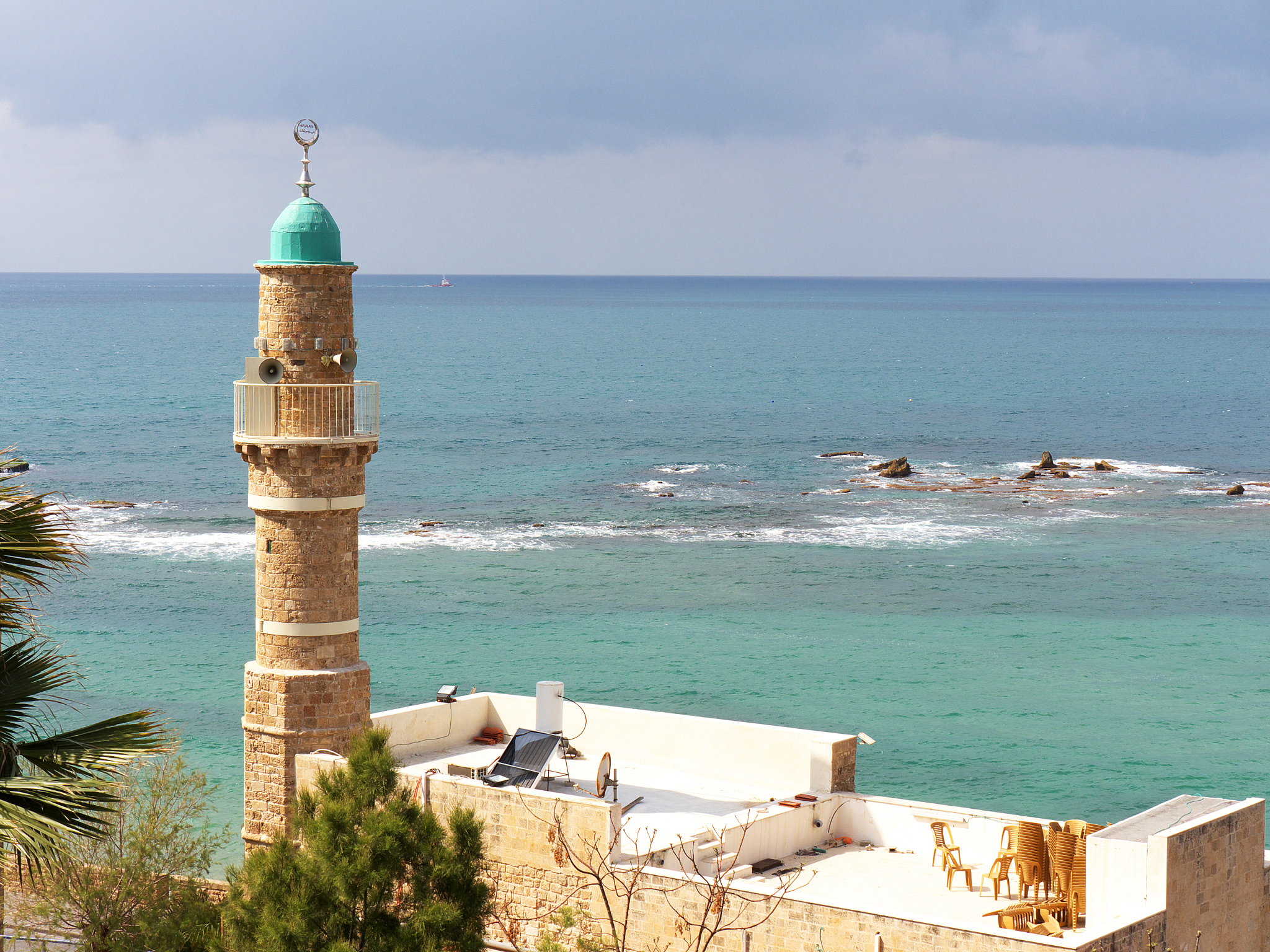 中国海底水下遗迹 鹤城鹤城是一座位于中国福建省南部海域的古代水下城市遗址发现于1987年。据考古学家估计鹤城建于唐朝或宋朝时期距今已有1000多年的历史。鹤城位于福州湾东南部的深海中在海拔15-25米的海底上分布着数十个建筑群和坊市。这些建筑群包括宫殿、祭祀场所、工匠作坊、商业贸易场所等展现了古代中国沿海城市的繁荣景象。此外鹤城还出土了大量保存完好的文物和器物包括青花瓷碗、铜钱、珊瑚、贝壳等这些文