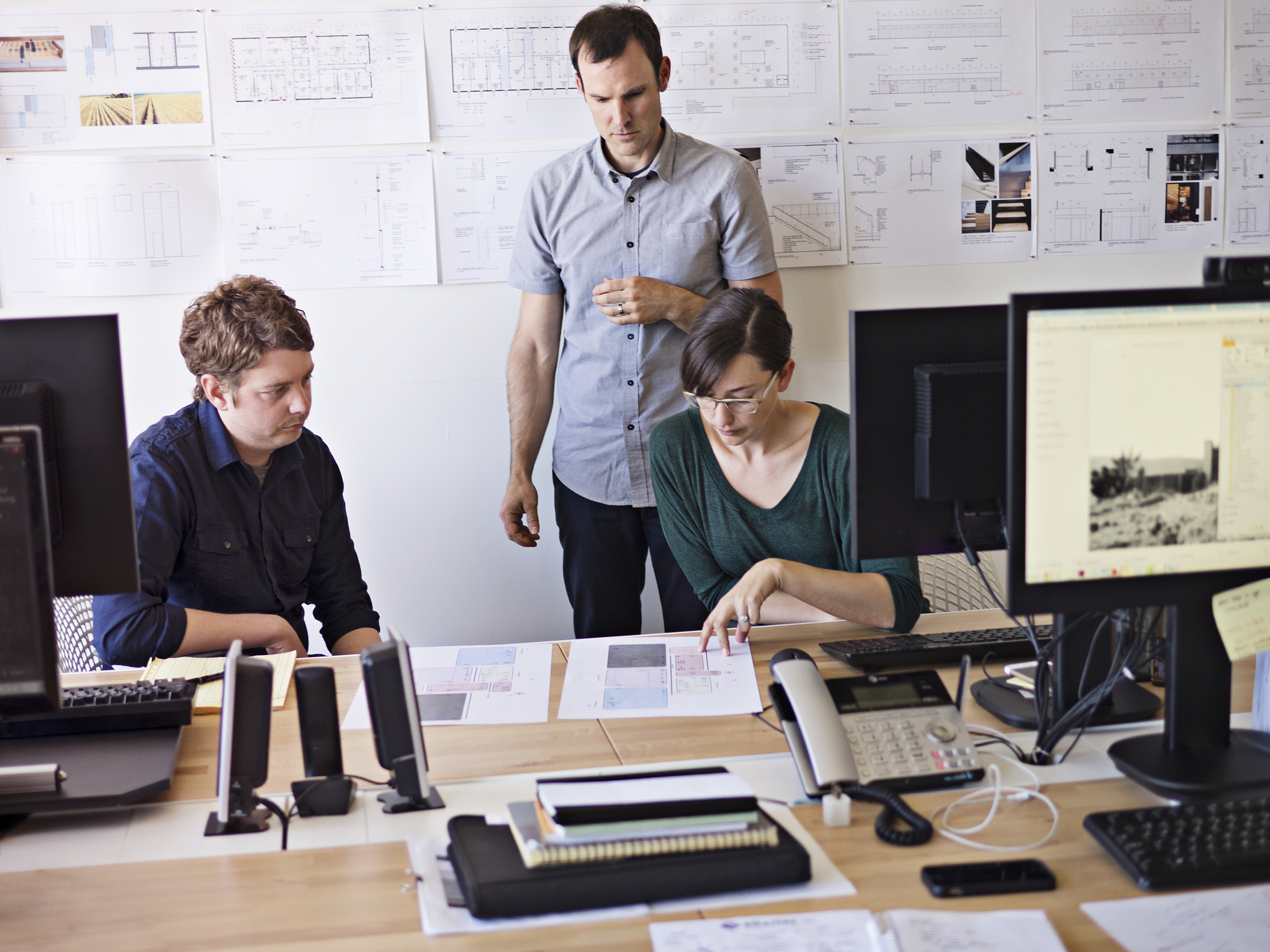 team discuss project