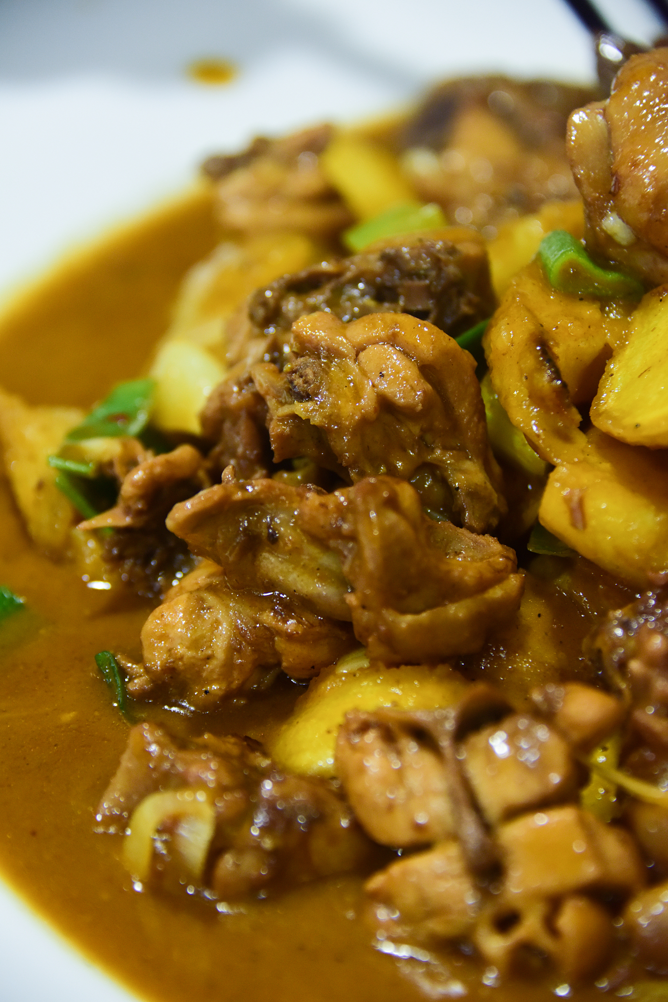 西安必吃大盘鸡：老何、马记、丰收等10家知名店推荐