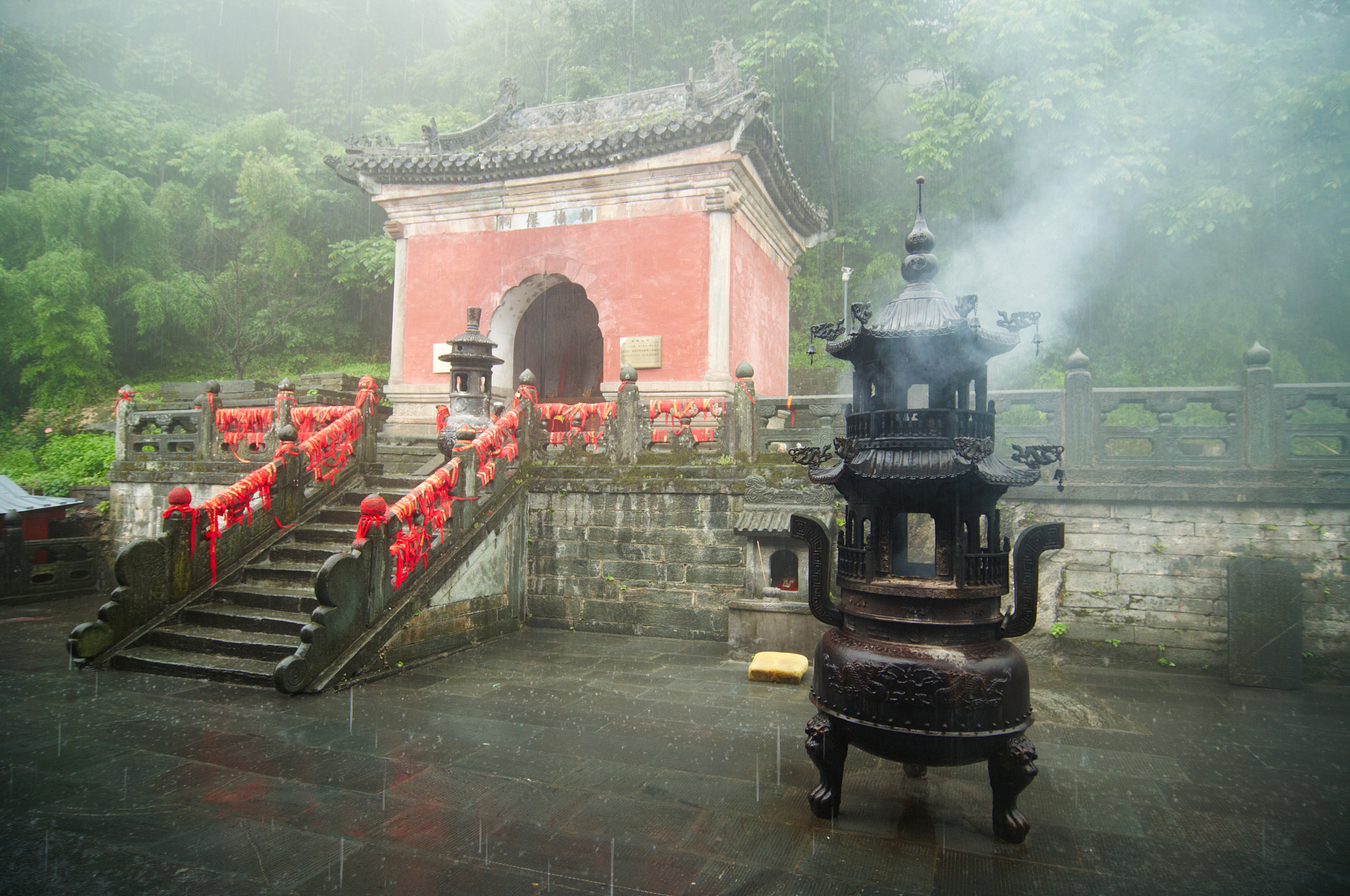 写一篇关于位于武当山的五龙宫的宣传文案