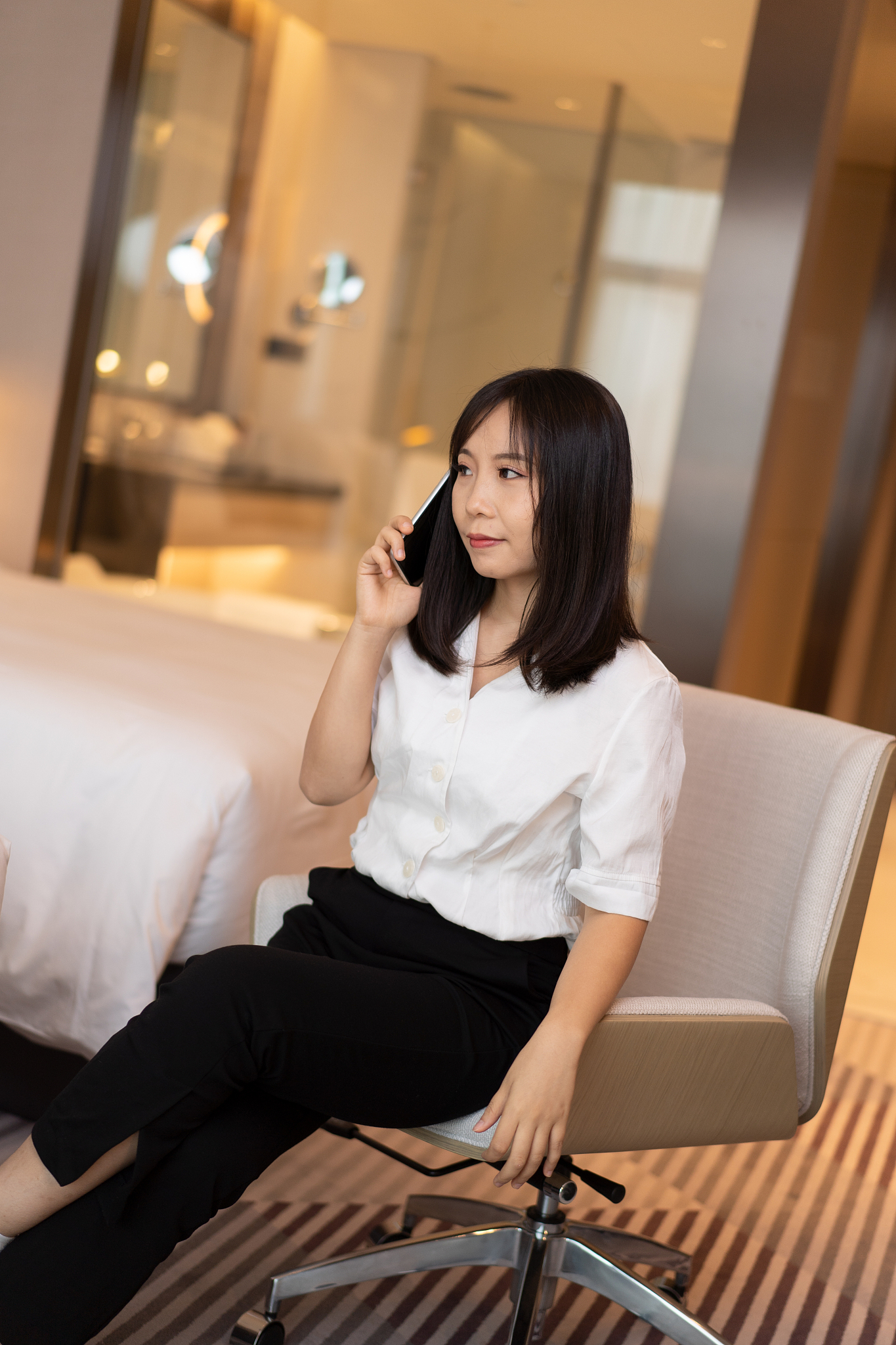 扮演一名语文老师帮我写出100条15字左右围绕美女内容的标题