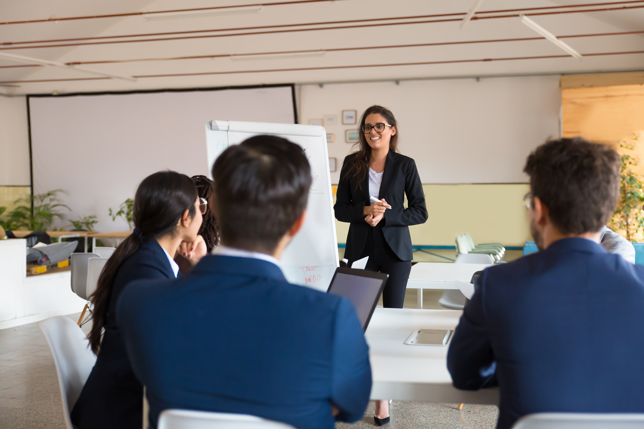 论述教师教学观念落后缺乏策略意识是小学语文识字教学存在问题的原因写成一段话格式不能抄袭不少于300字。