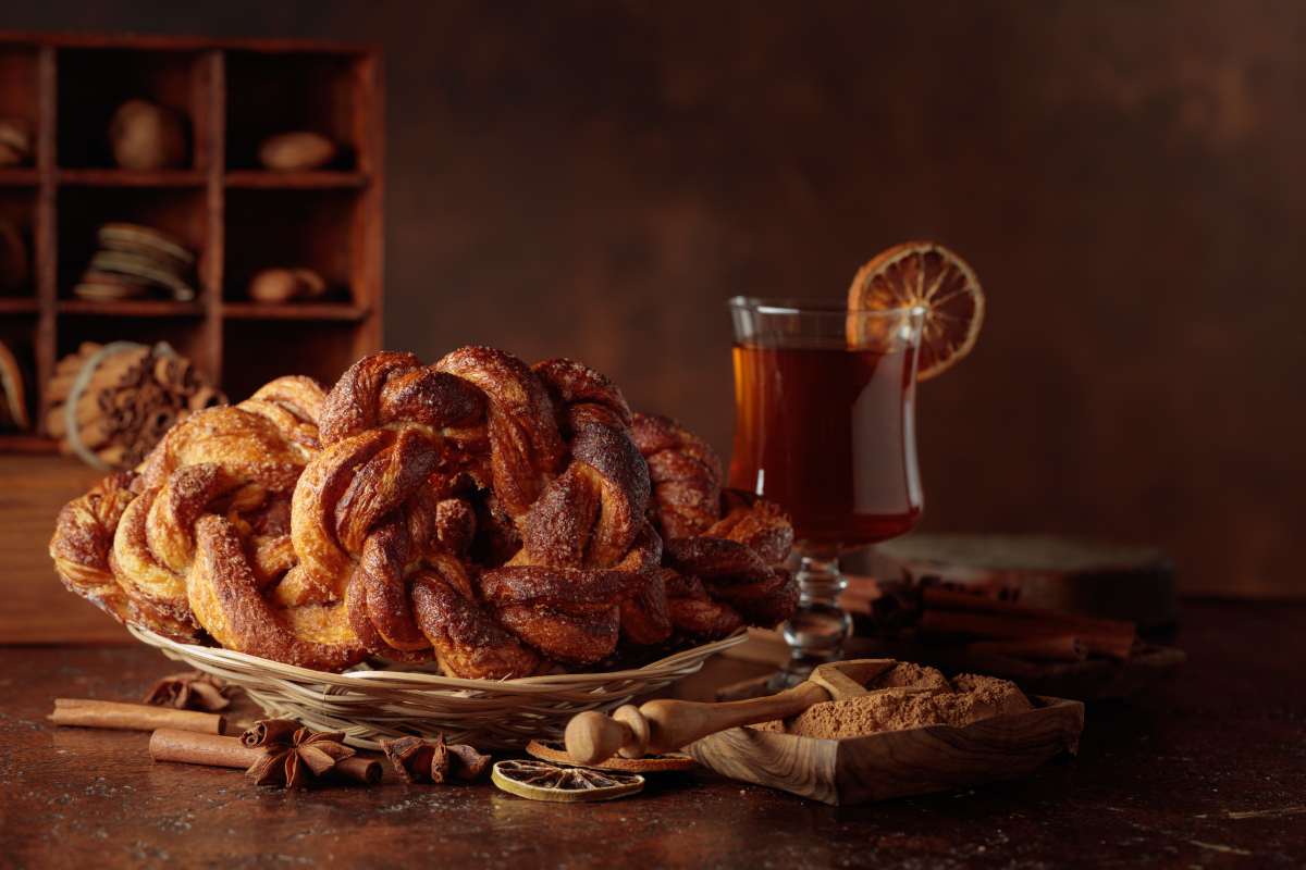 帕缇欧香来源帕缇欧香是一种来自意大利的香料主要用于烘焙和甜点制作。它是从帕缇欧树皮中提取的一种粉末帕缇欧树是常绿灌木或小型树生长在地中海沿岸地区。帕缇欧树皮的颜色为灰褐色质地坚硬所以需要经过研磨才能得到细粉末用于烘焙和甜点制作。帕缇欧树也被称为肉桂树但其与肉桂并不是同一种植物。继续