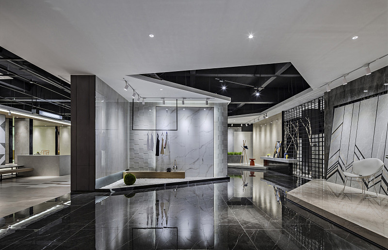 給我一個健身房室內設計的文案該設計主要色調是黑白灰設計風格主要是現代簡約、高端；該健身室含有更衣室與衛生間