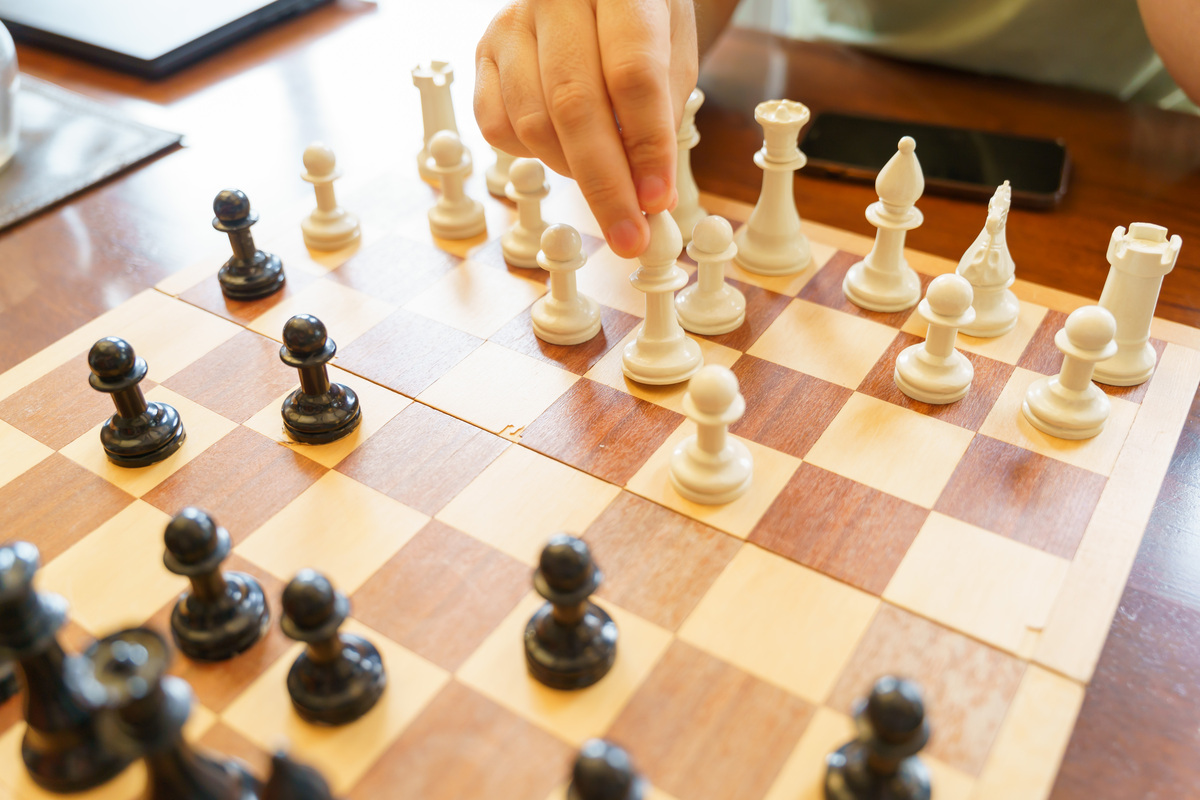 盒子里有42颗棋子两人轮流抓取一定数量的棋子每次只能抓1、3或者5个棋子谁先没棋子抓谁输若两人都很聪明则：A先抓的人必输 B先抓的人第一次抓5颗必赢 C先抓的人第一次抓1颗必赢 D先抓的人第一次抓3颗必赢