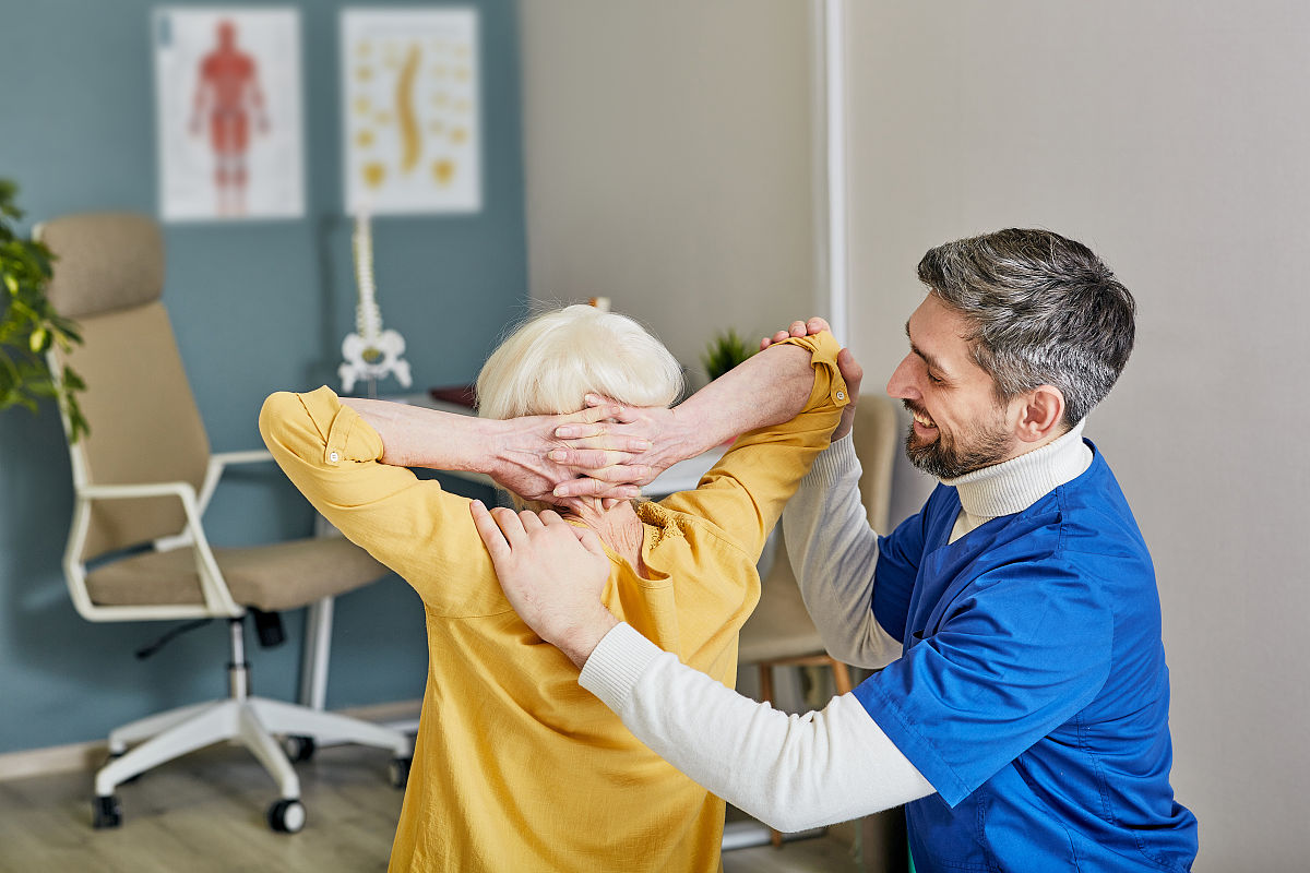 腰部脊柱侧弯治疗方法：矫正、药物、手术及预防