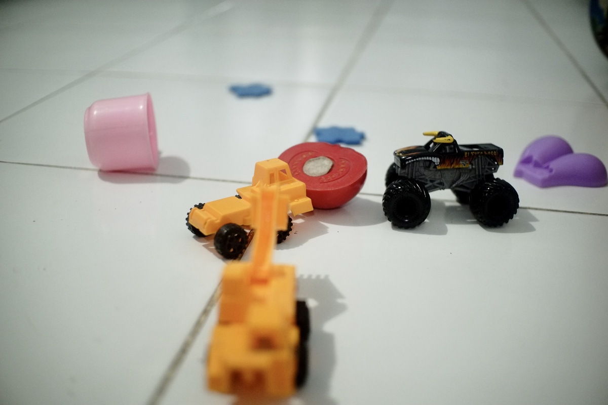 要写《儿童电子玩具产品的机械结构设计案例教学》这样一本教材，应该包括哪些内容？
以上内容要求详细一些