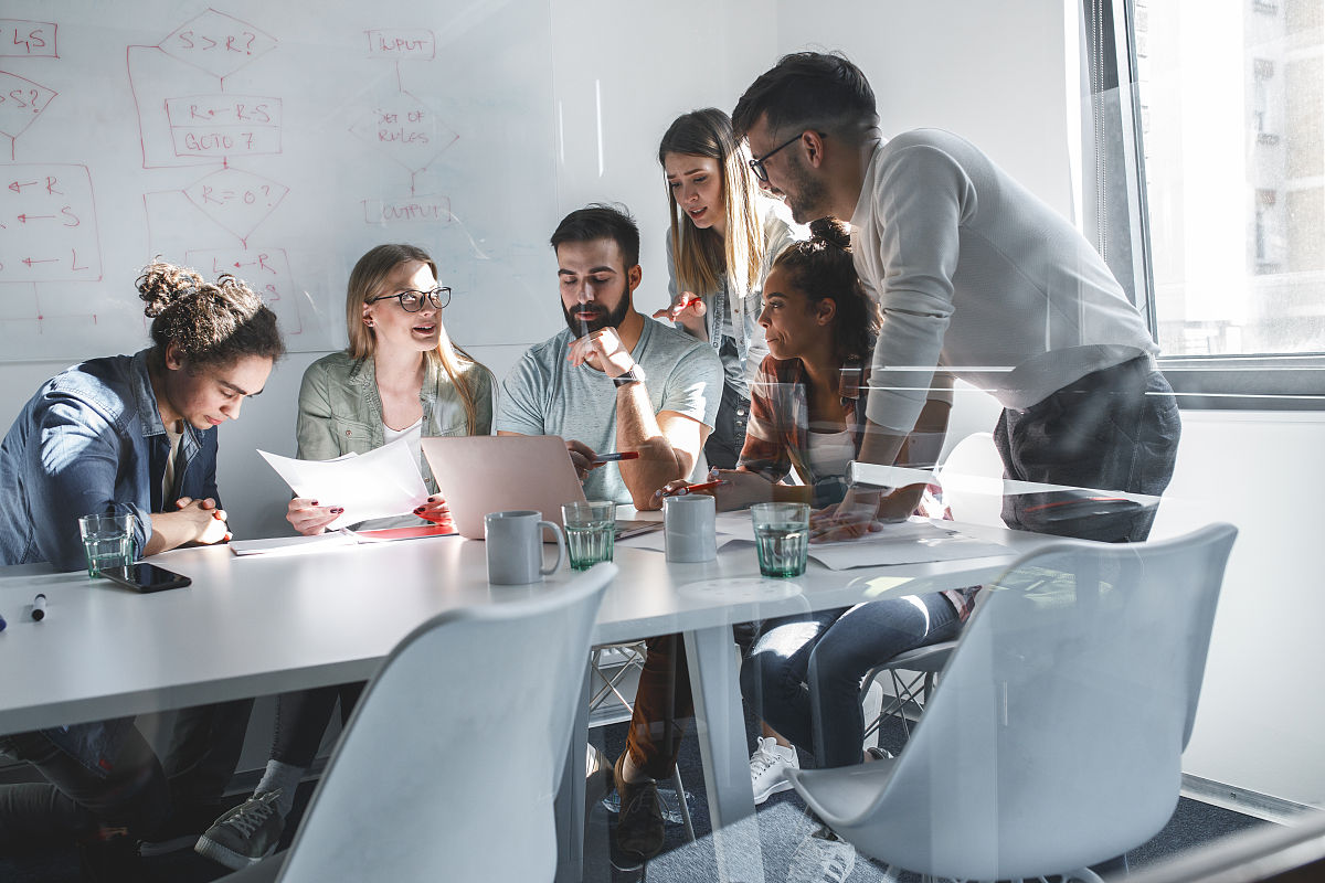 帮我写程序员转正申请中的主要优势、主要不足、发展建议三个部分