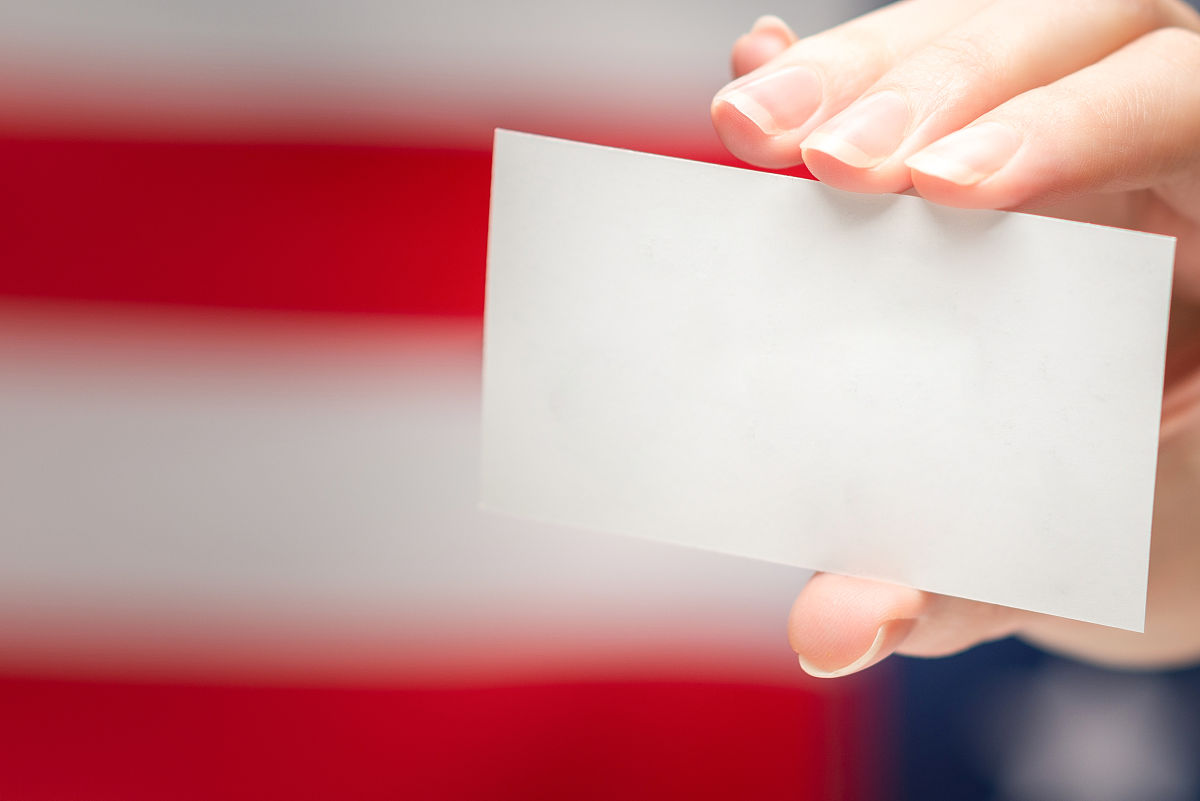 反驳将英语改为选修只是降低了对学生英语的考察要求而不是让学生放弃英语。