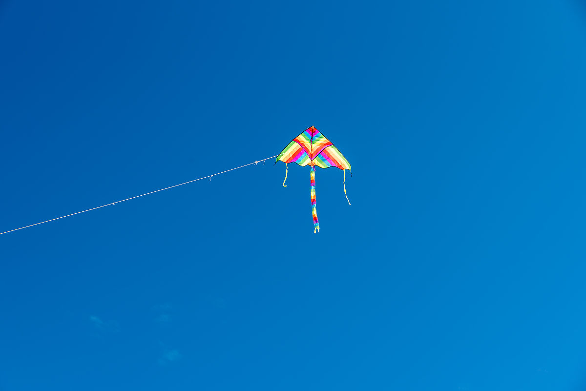 五颜六色的风筝在天空中飞翔