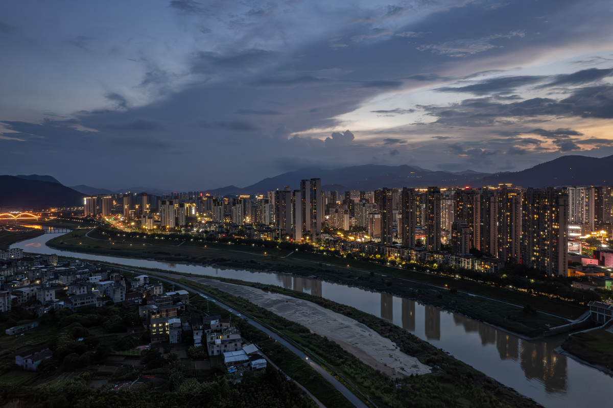 高层城市建筑俯瞰河景