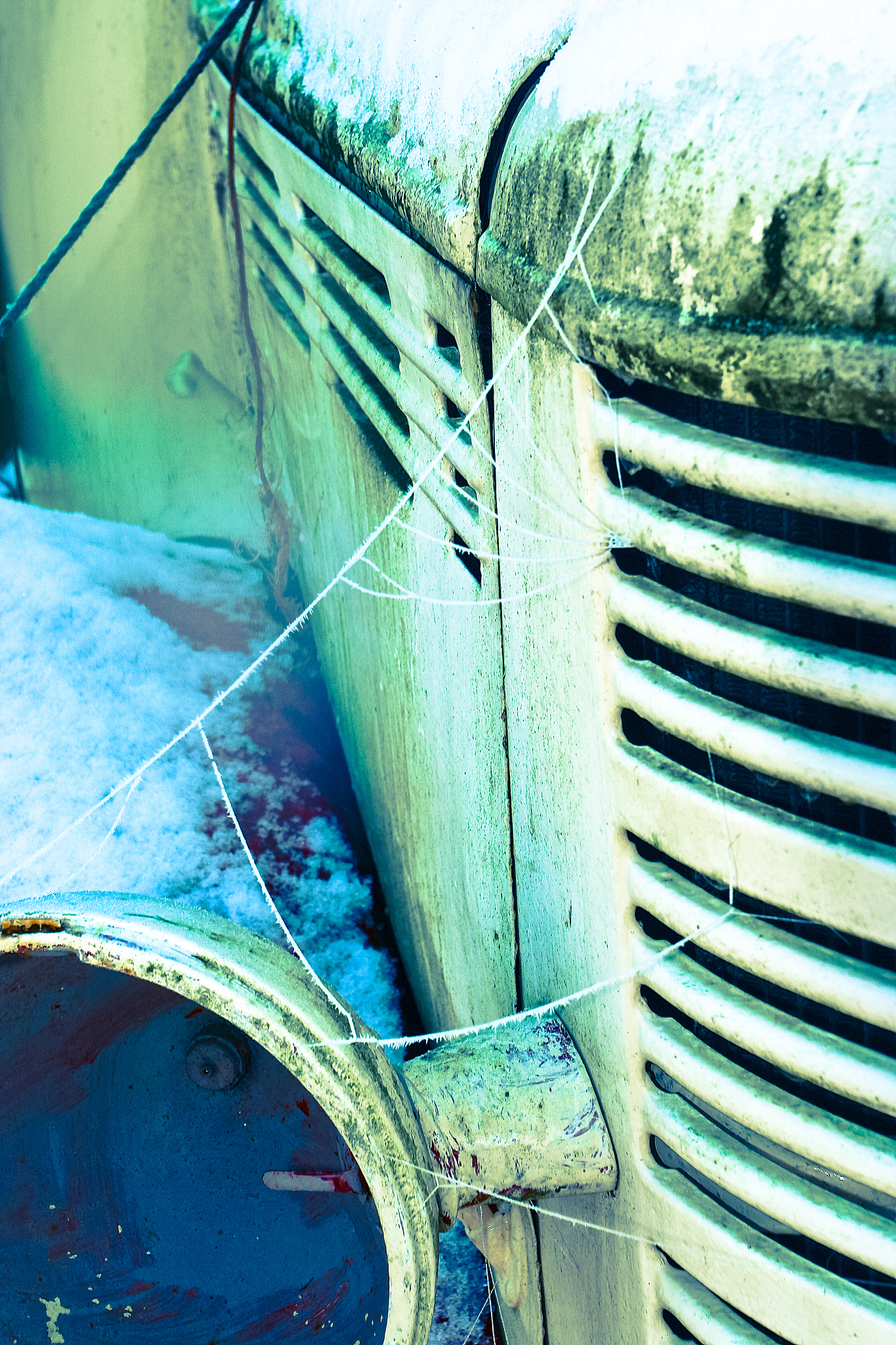 空调通风管道老化被老鼠咬坏，必须更换！