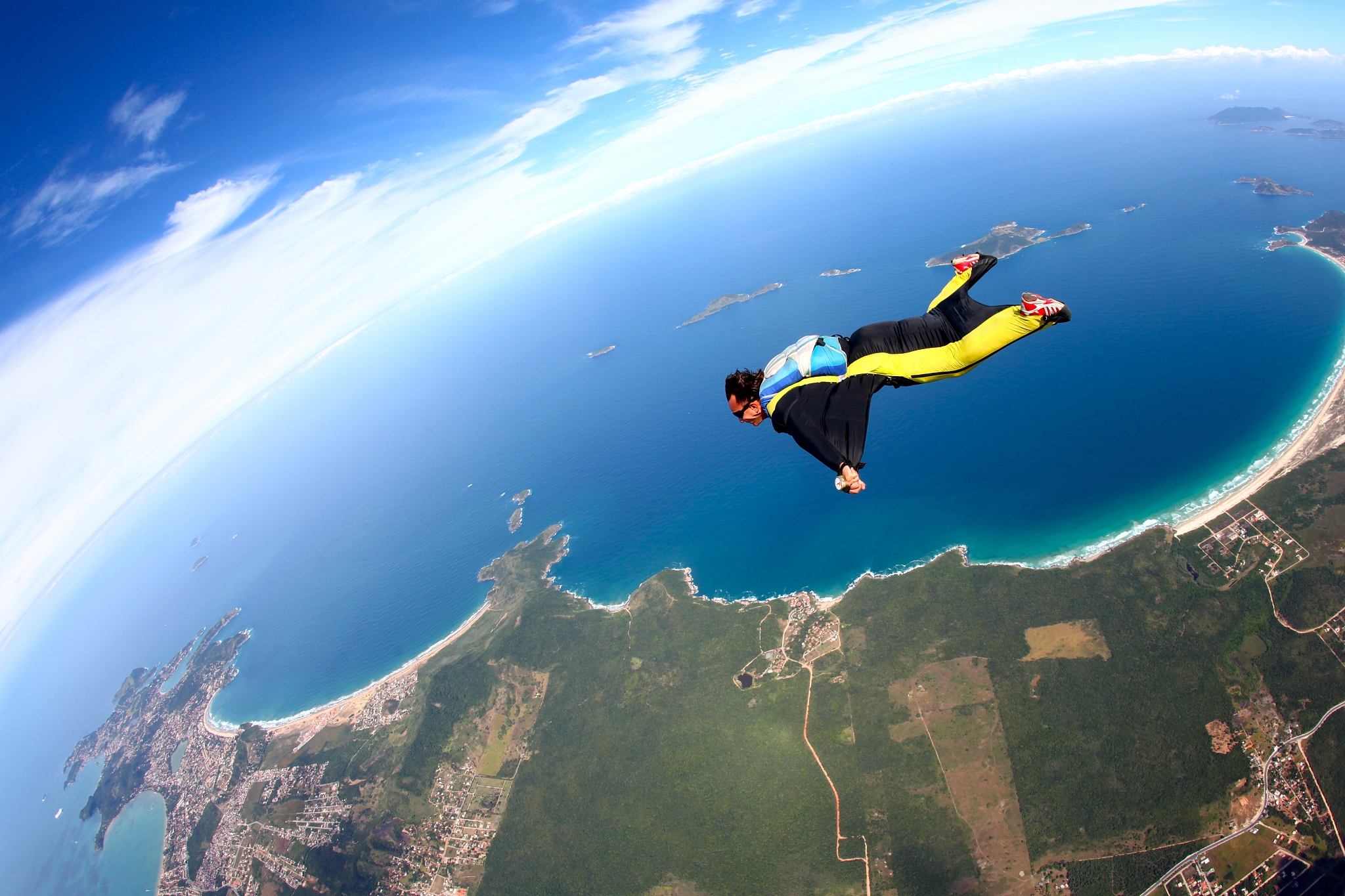 飞跃峡谷：跳伞探险，感受自由与刺激
