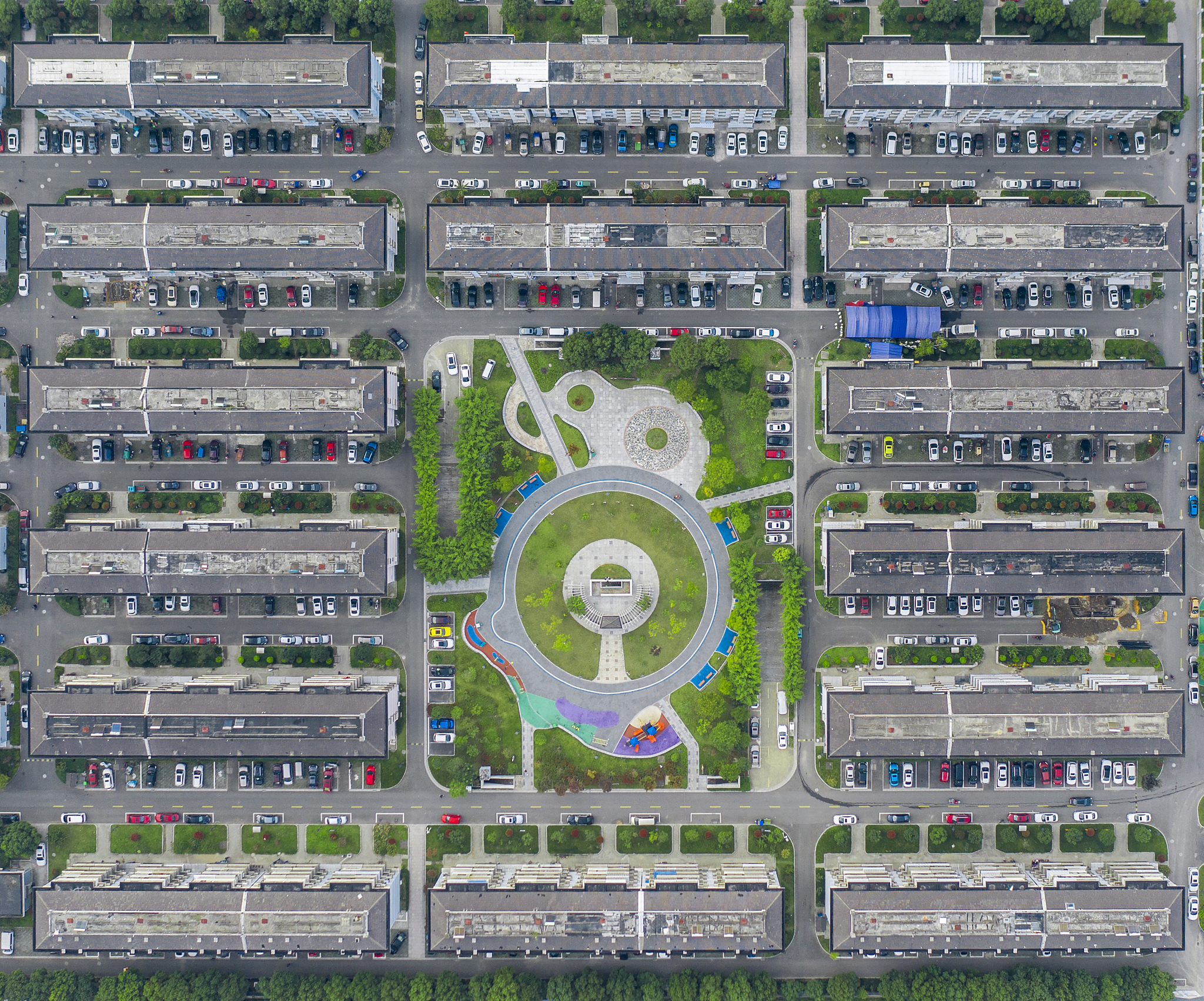 商丘市人民公园绿地违建办公楼：违规建筑还是规划之内？