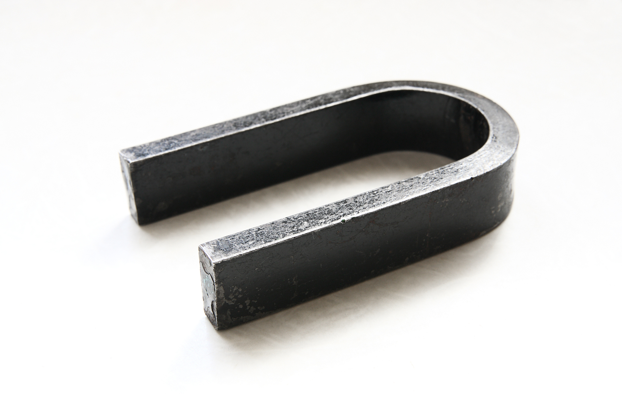 保证简短。The steel coils were loaded in No1 cargo hold in three tiers and in fore and aft part and against the bulkhead