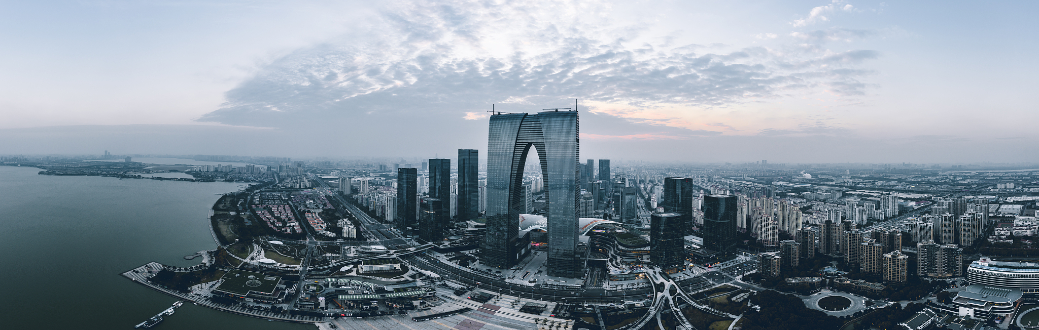 苏州市东方之门日落全景