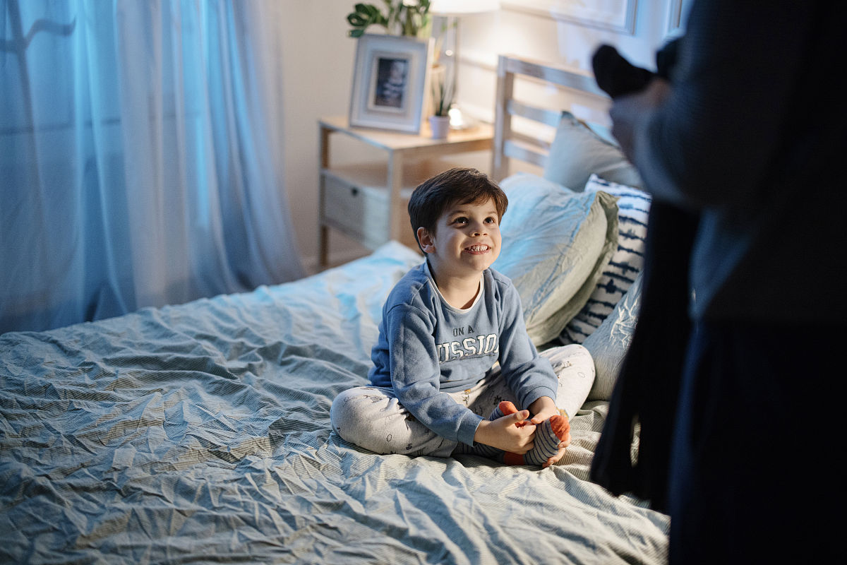 七岁男孩失去爸爸，人工智能助手陪伴你