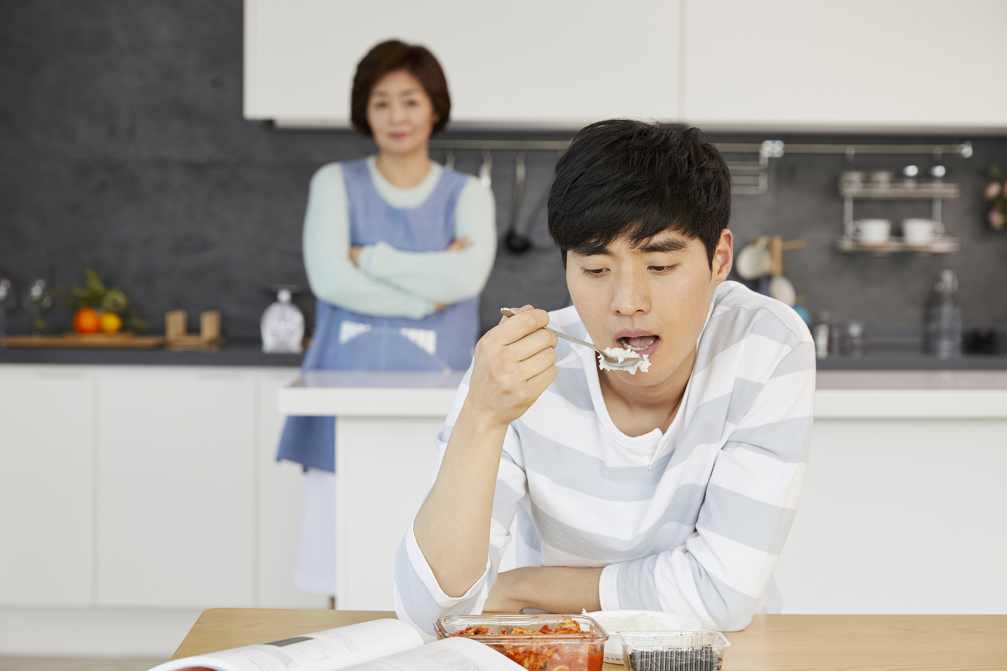 建国60多年经济生活变化，下列现象不能体现的是？