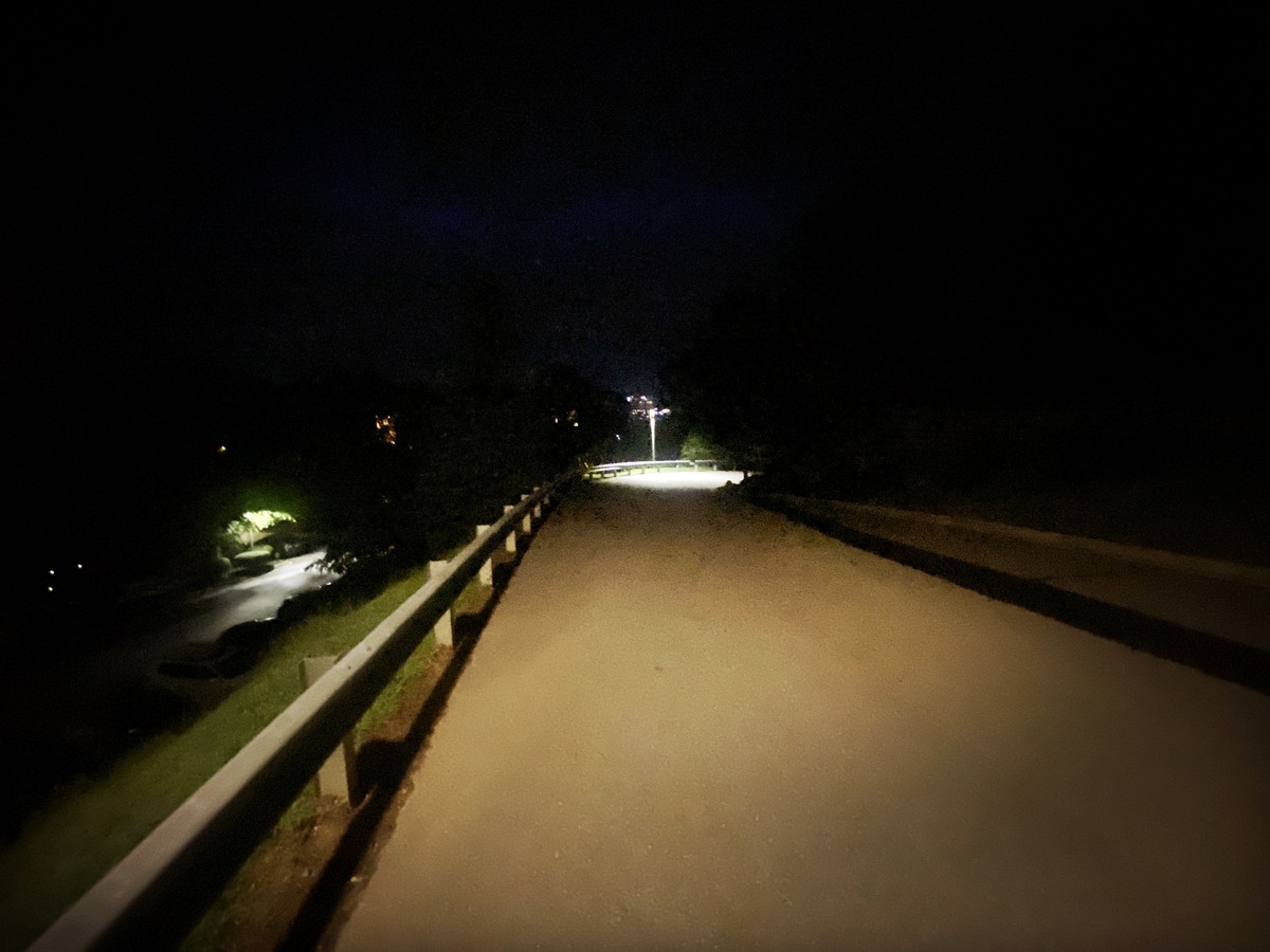 夜街夜景：路灯映照归途，思绪在夜幕中流淌