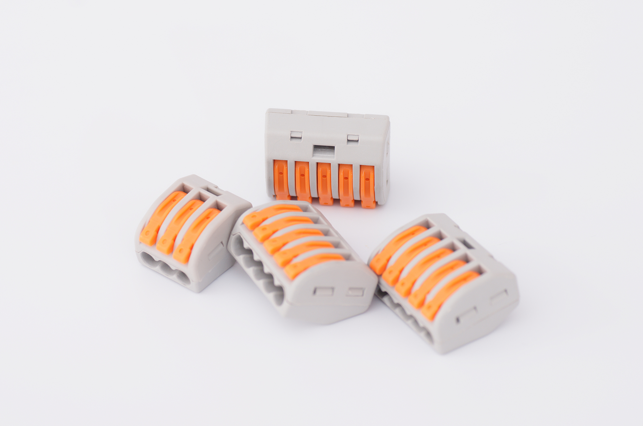 客户是采购电子元件的，其中的连接器我们可以提供，我们是连接器工厂，可以提供一站式的服务，例举我们的优势，用英文写一封开发信