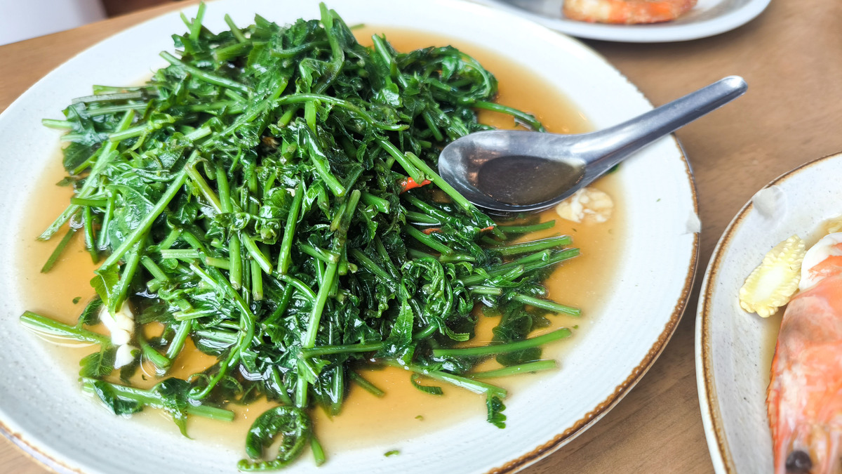 鸡毛菜有哪些家常做法1 鸡毛菜炒蛋：将鸡毛菜洗净切段打入鸡蛋液放入热锅翻炒加盐、味精调味即可。2 鸡毛菜炒肉片：将肉片和鸡毛菜分别快炒至熟然后混合在一起加入葱姜蒜、盐、味精等调料再翻炒均匀即可。3 鸡毛菜汤：将鸡毛菜洗净切成小段加水煮开放入肉类猪肉、牛肉、鸡胸肉等再加入葱姜等调料焯去浮沫后改小火煮约1小时最后加盐调味即可。4 鸡毛菜拌豆腐：将豆腐切成小块和快熟的鸡毛菜一同拌入调味料葱姜末、酱油、醋