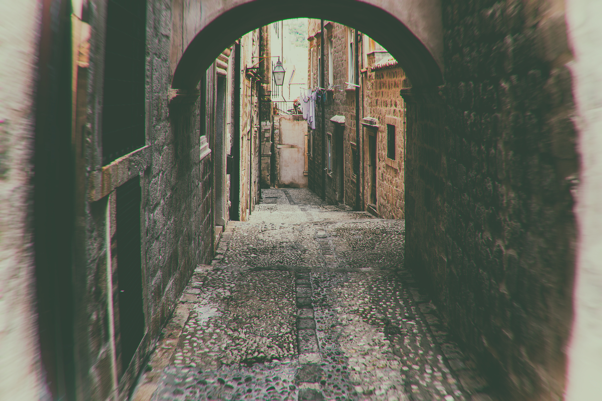 narrow street in dubrovnik old town