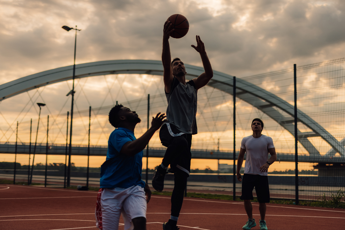 坚持梦想，小明从受伤到成功的故事