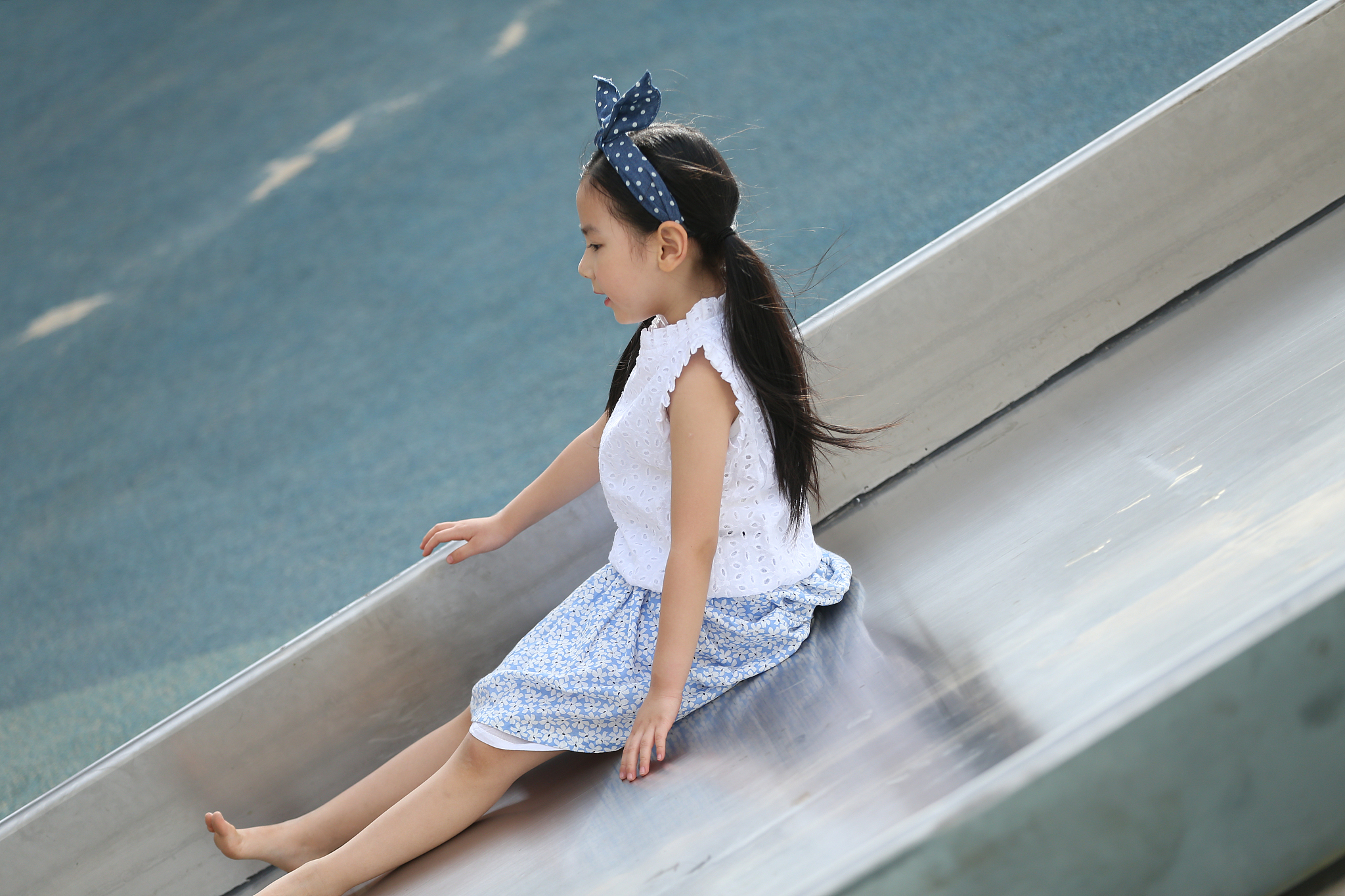 分析题 2037年6月下午11岁多点的巧巧穿到腿肚子中间的背带裤右脚穿着到腿肚子中间偏上的带天蓝色笑脸和英文Smile的莹绿色长袜左脚穿着到腿肚子中间偏上的带深蓝色笑脸和英文Smile的粉红色长袜巧巧在楼下跳绳巧巧的袜子无后跟袜子全长465cm35岁的爸爸给了巧巧一瓶水然后爸爸带巧巧逛商场。 分析巧巧是个怎么样的小孩