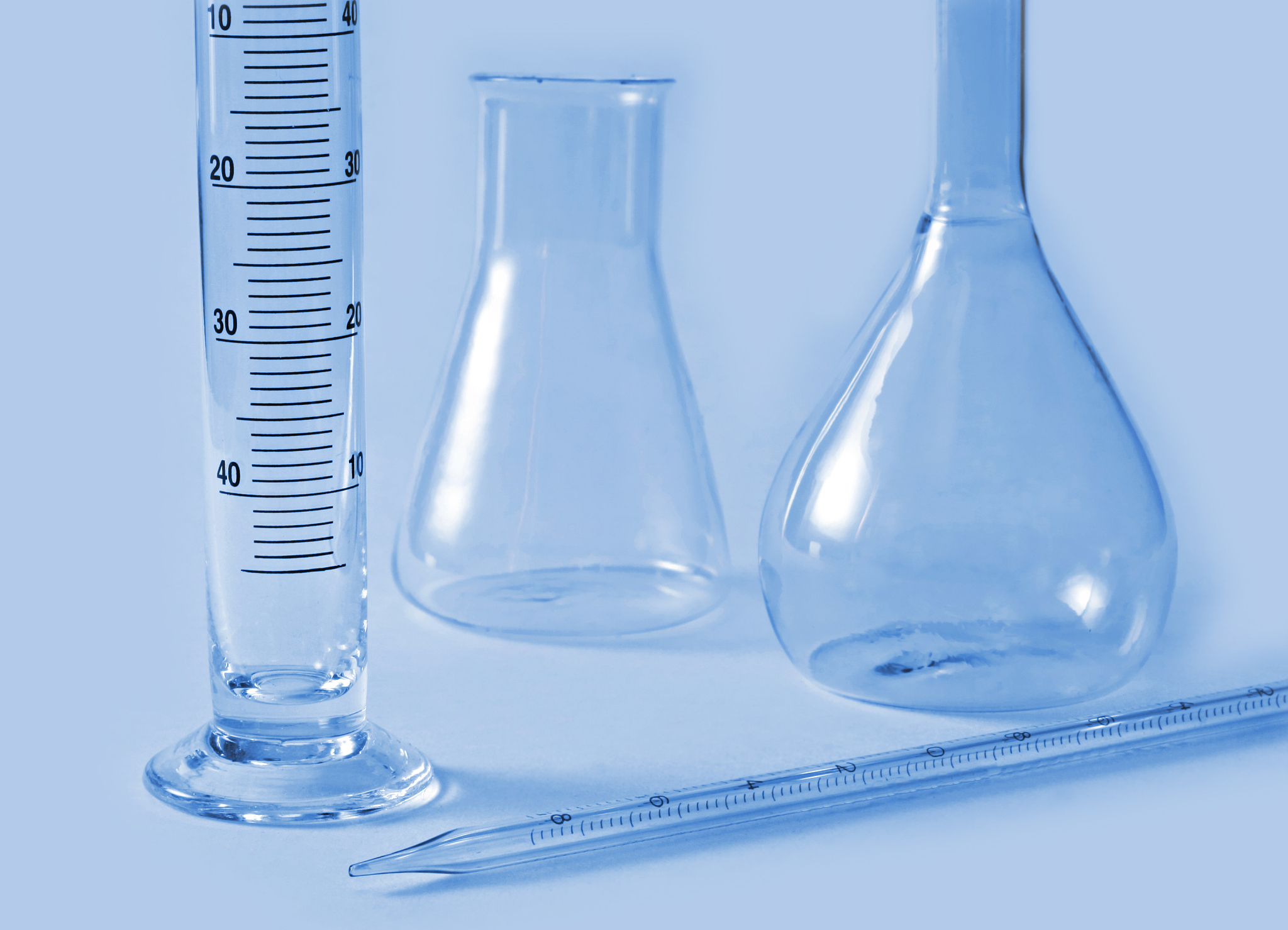 Translate the following context in English 玻璃白化的原因有機會是玻璃中的防火物料產生化學變化