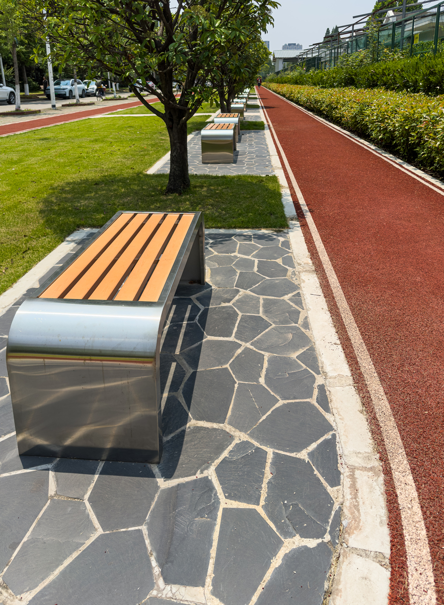 小区道路安装休闲靠背坐凳现场安装案例刚安装好小区居民就停下脚步体验舒适的感觉这个夏天的户外浪漫让您轻松在家门口邂逅