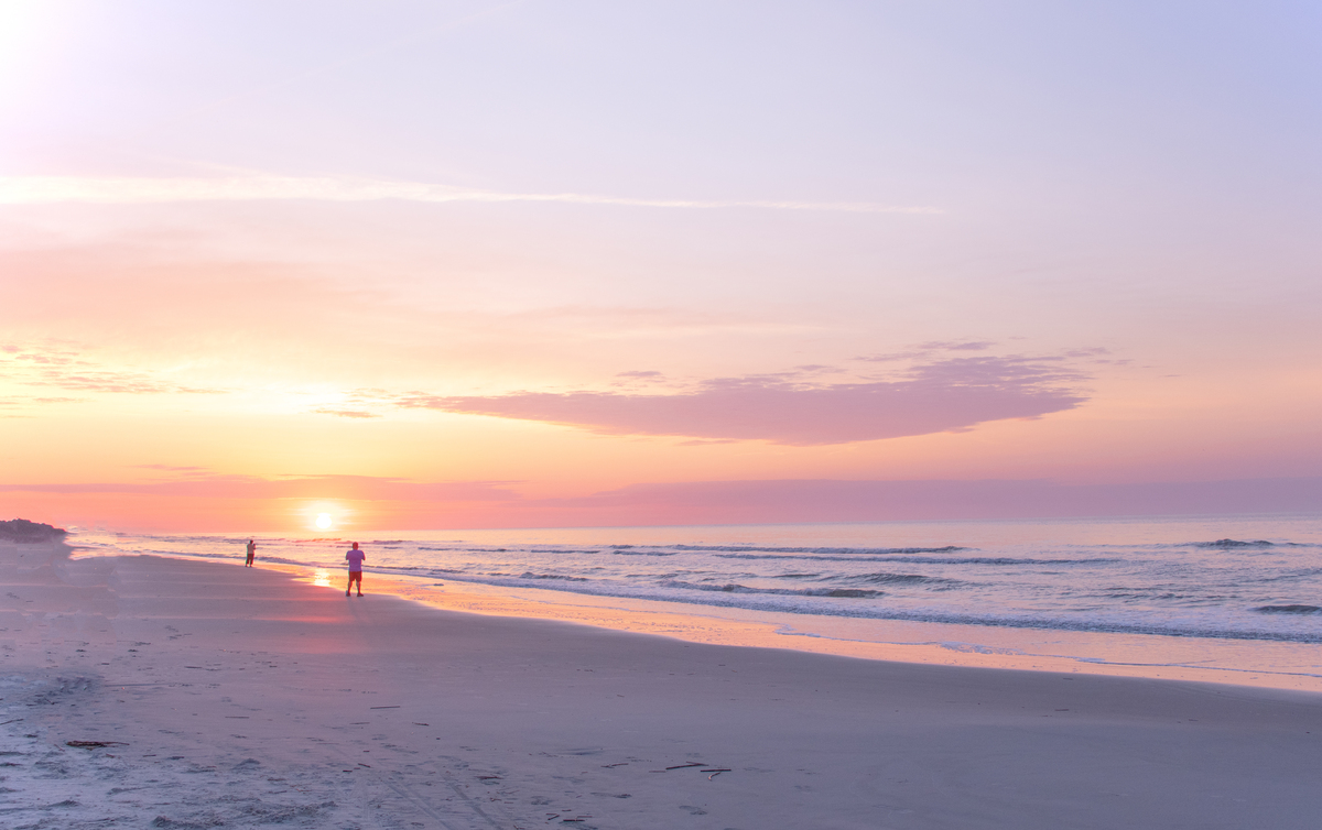 宁静海岸线：夕阳下空无一人的沙滩