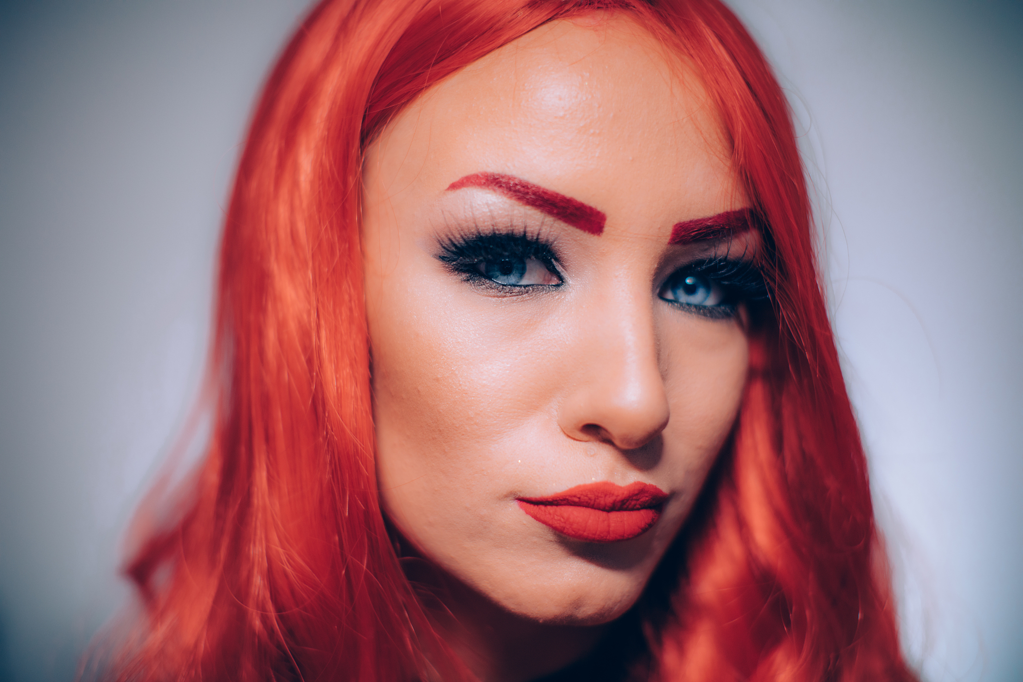 红发绿眼影虎牙美女：自信独立的个性魅力