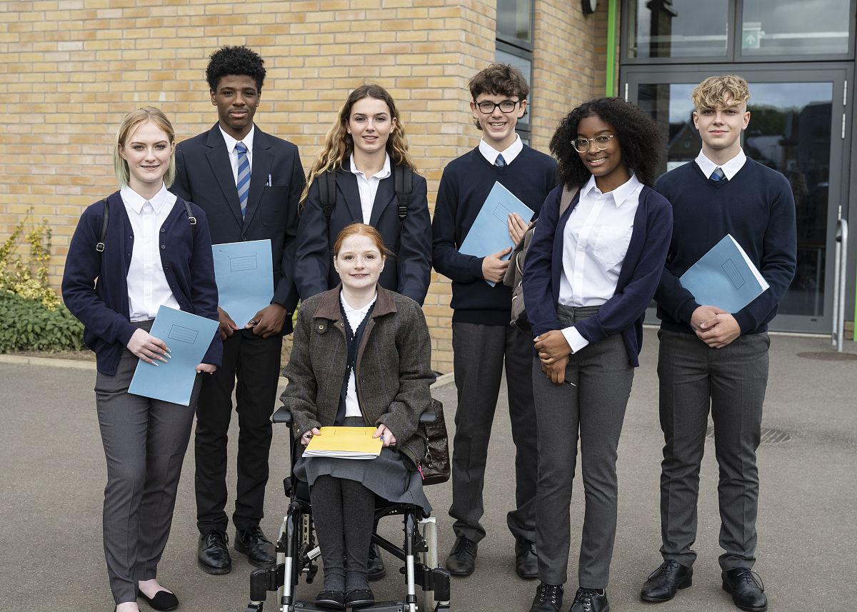 假设你是红星中学高三学生李华。你的英国好友Jim所在的学校即将迎来百年校庆。他准备参加活动负责向来宾介绍学校的变化问你有什么好的建议。请你用英文给他回邮件内容包括：1表示祝贺；2你的建议