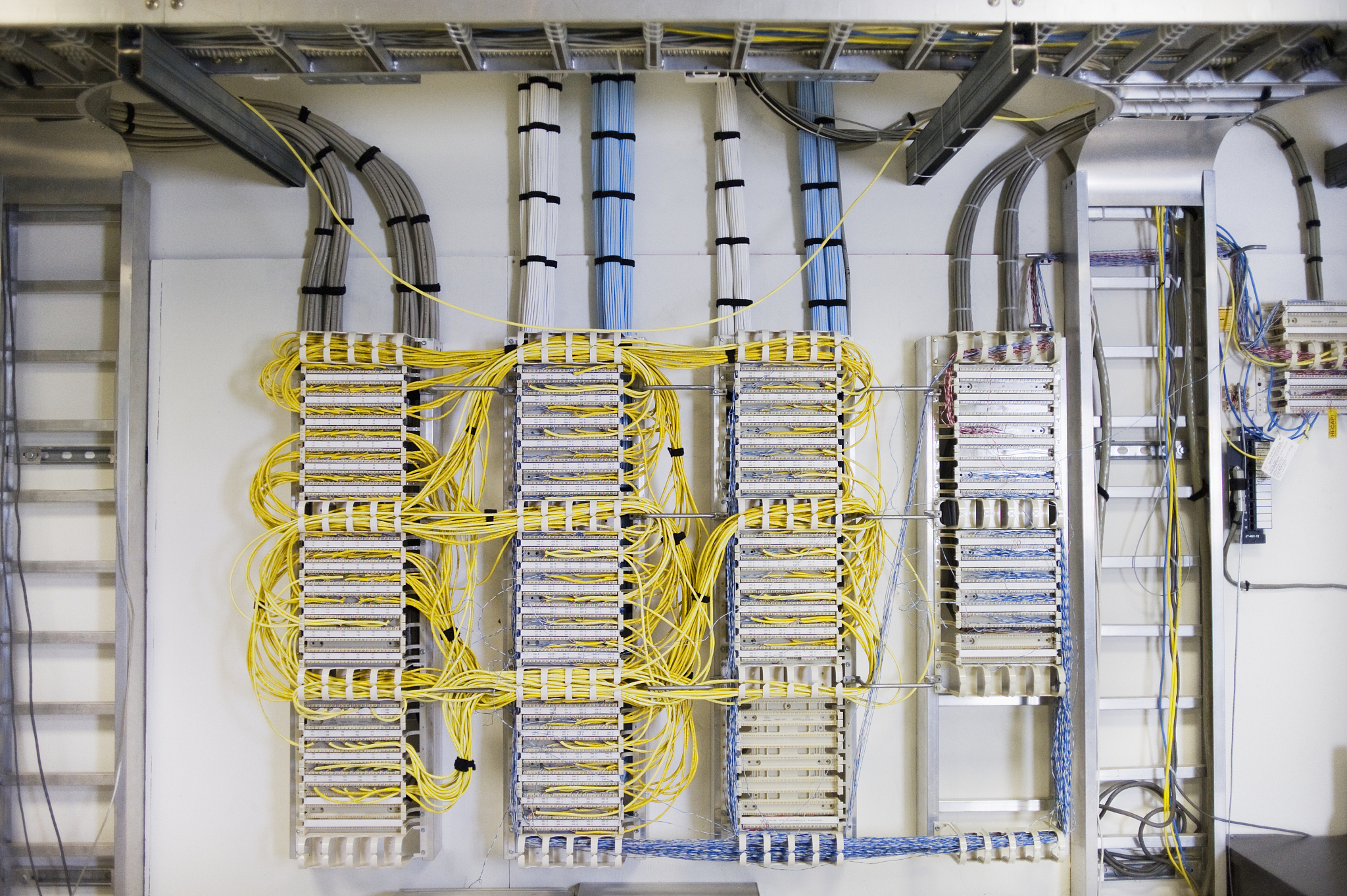 电信间、设备间应提供什么样的电流插座