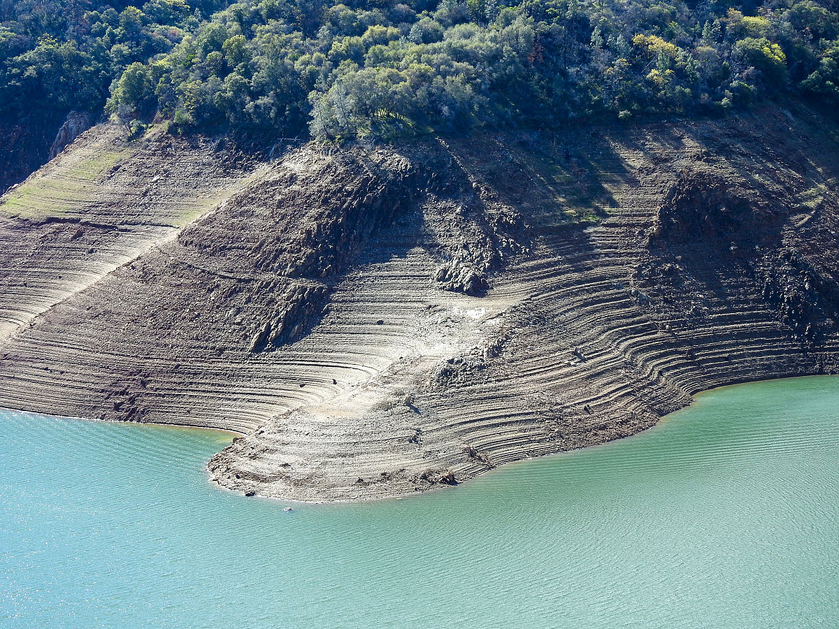 山川对人类和环境的影响：水资源、土壤、气候、生物多样性和旅游