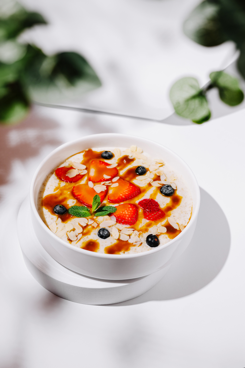 请根据下面的模板写一份相似的文案 意思跟原文不变两瓶纯牛奶倒锅中小火煮开倒入碗中放凉备用三个蛋清加一勺白糖搅拌均匀倒入牛奶中滴三滴柠檬撇去浮沫盖上保鲜膜水开上锅蒸十分钟放上小孩喜欢的水果好吃的双皮奶就做好了学会了记得收藏做起来哦